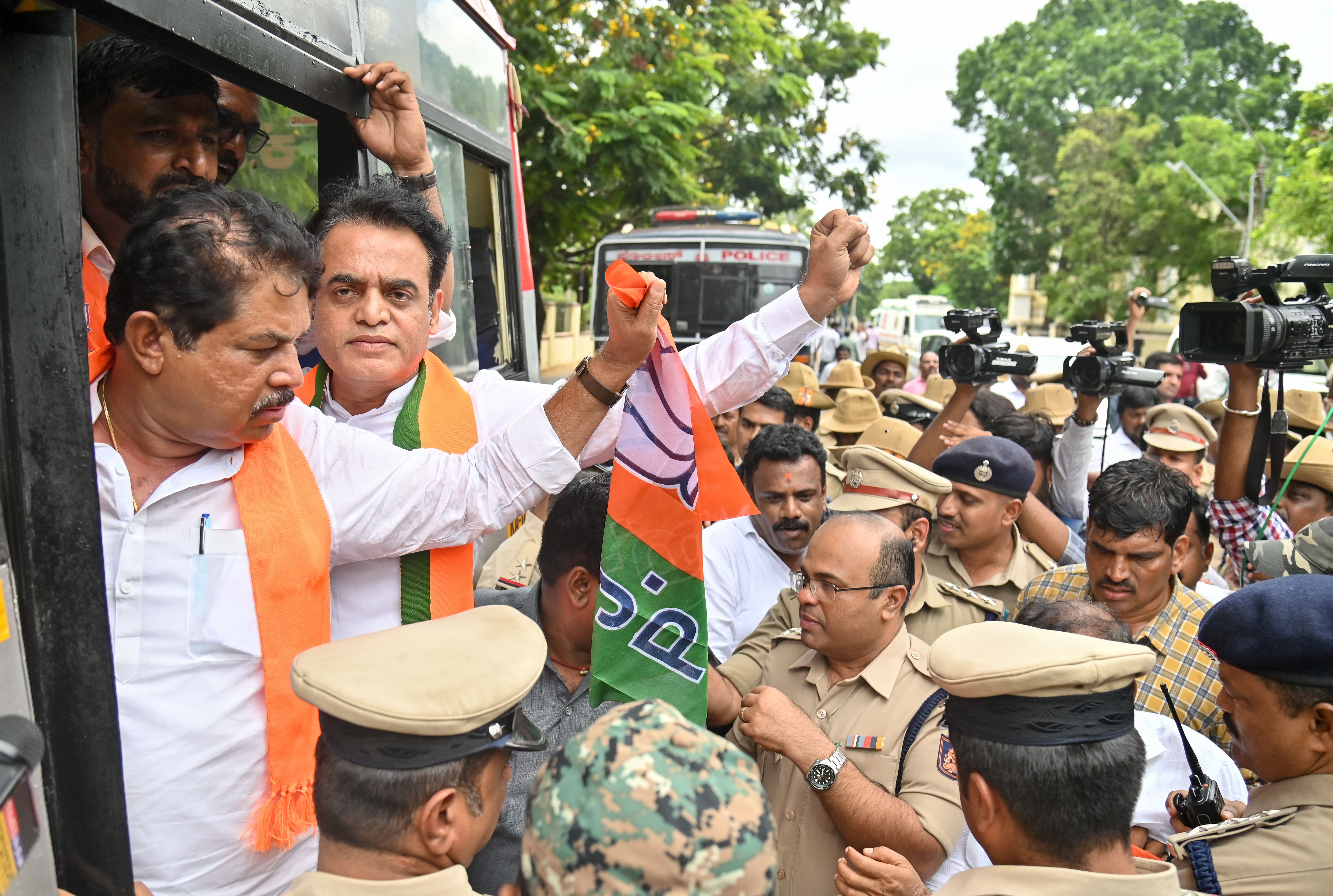 ಮೈಸೂರಿನ ಮುಡಾ ಕಚೇರಿಗೆ ಶುಕ್ರವಾರ ಮುತ್ತಿಗೆ ಹಾಕಲು ಹೊರಟ ವಿಧಾನಸಭೆಯ ವಿರೋಧ ಪಕ್ಷದ ನಾಯಕ ಆರ್‌. ಅಶೋಕ್‌ ಹಾಗೂ ಶಾಸಕ ಡಾ.ಸಿ.ಎನ್. ಅಶ್ವತ್ಥನಾರಾಯಣ ಅವರನ್ನು ಪೊಲೀಸರು ವಶಕ್ಕೆ ಪಡೆದರು– ಪ್ರಜಾವಾಣಿ ಚಿತ್ರ