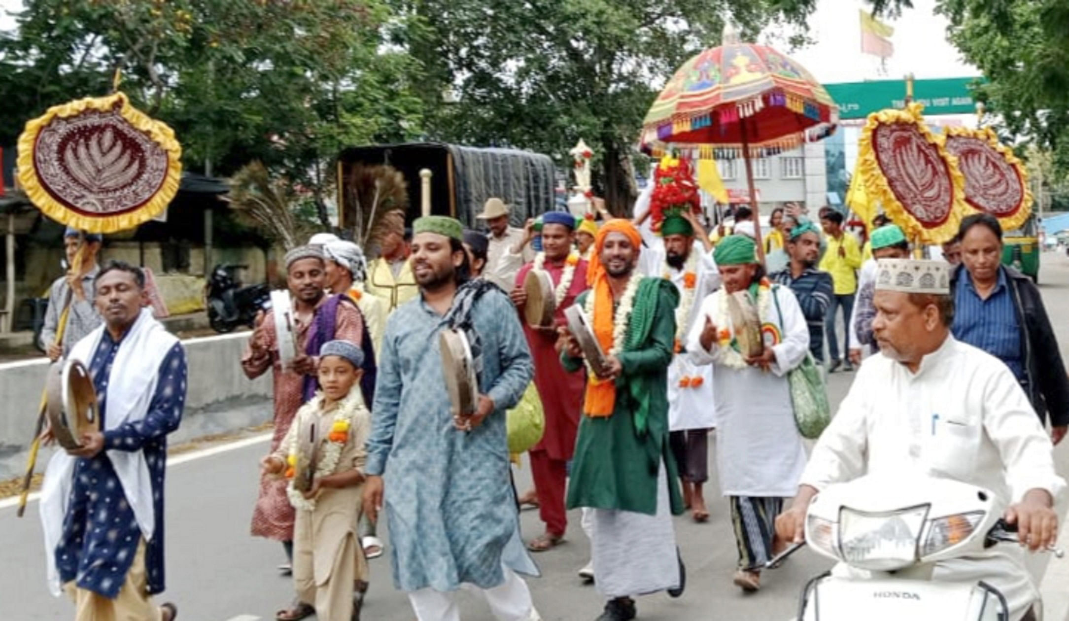 ನವಾಬ್‌ ಹೈದರ್‌ ಅಲಿಖಾನ್‌ ಅವರ 248ನೇ ಉರುಸ್‌ ನಿಮಿತ್ತ ಪವಿತ್ರ ಗಂಧವನ್ನು ಶ್ರೀರಂಗಪಟ್ಟಣದ ಜಾಮಿಯಾ ಮಸೀದಿಯಿಂದ ಹೈದರ್‌ ಅಲಿಕಾನ್‌ ಸಮಾಧಿ ಸ್ಥಳ ಗಂಜಾಂ ಬಳಿಯ ಗುಂಬಸ್‌ವರೆಗೆ ಮೆರವಣಿಗೆಯಲ್ಲಿ ಕೊಂಡೊಯ್ಯಲಾಯಿತು