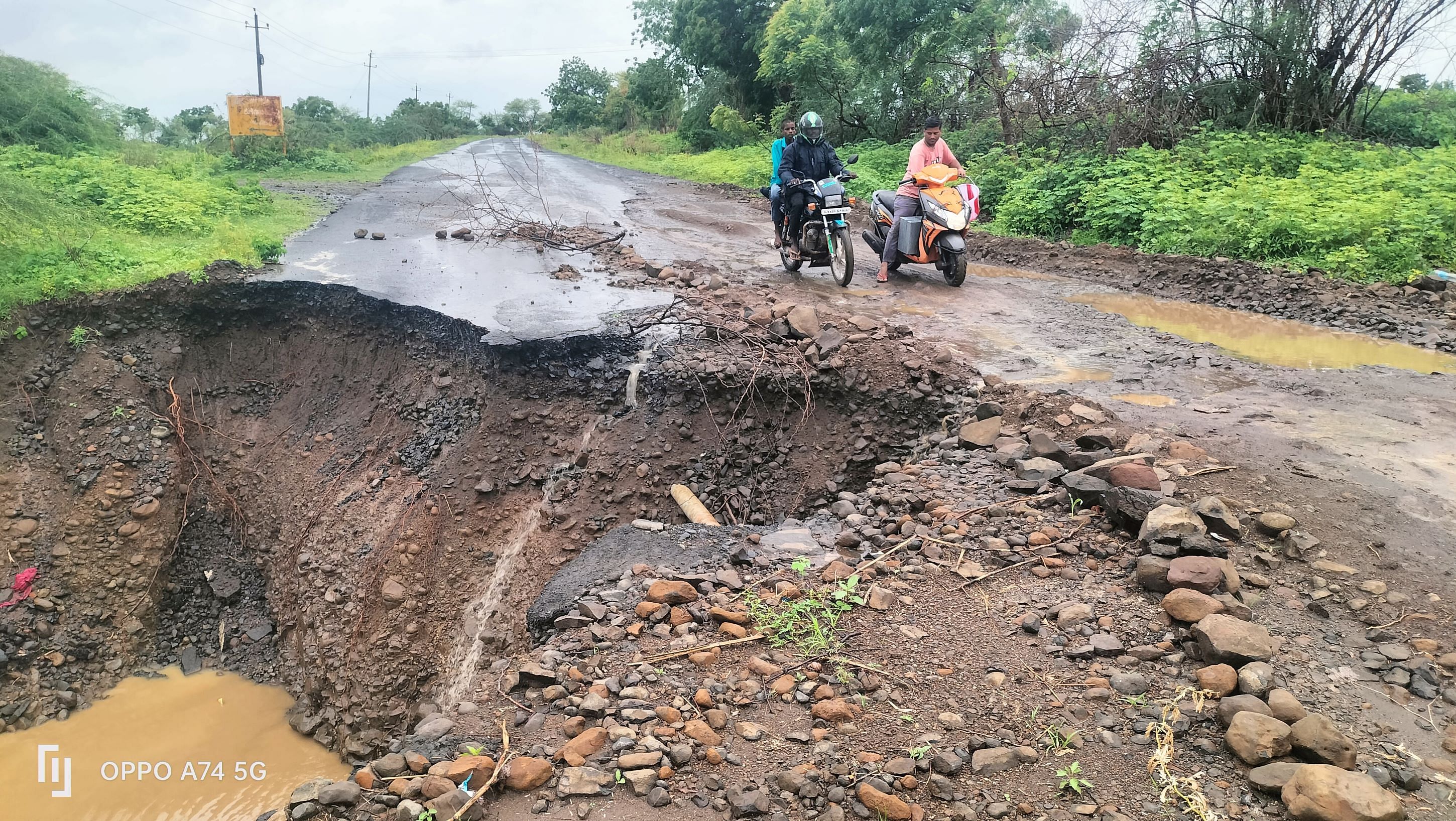 ಆಳಂದ ತಾಲ್ಲೂಕಿನ ತಡಕಲ ಸಮೀಪದಲ್ಲಿ ಮುಖ್ಯರಸ್ತೆ ಸಂಪೂರ್ಣ ಹಾಳಾಗಿರುವುದು