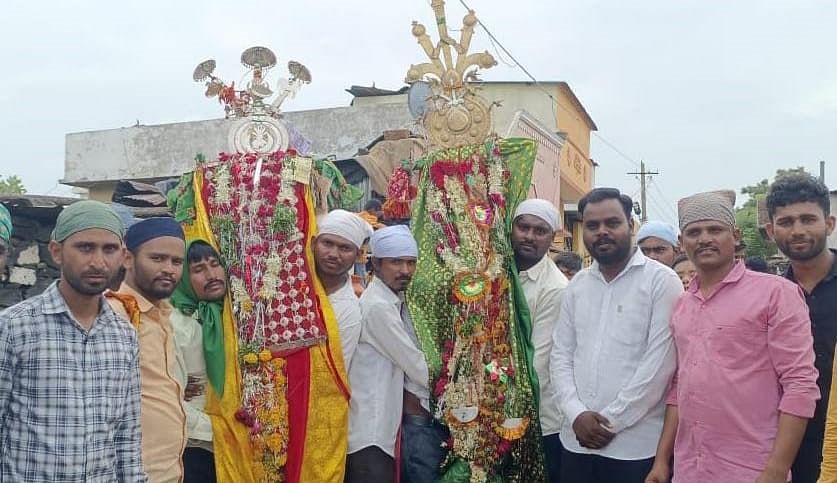 ಮೊಹರಂ ಅಂಗವಾಗಿ ಔರಾದ್ ತಾಲ್ಲೂಕಿನ ಕೊಳ್ಳೂರ್ ಗ್ರಾಮದಲ್ಲಿ ಪೀರ್ ಮೆರವಣಿಗೆ ನಡೆಯಿತು