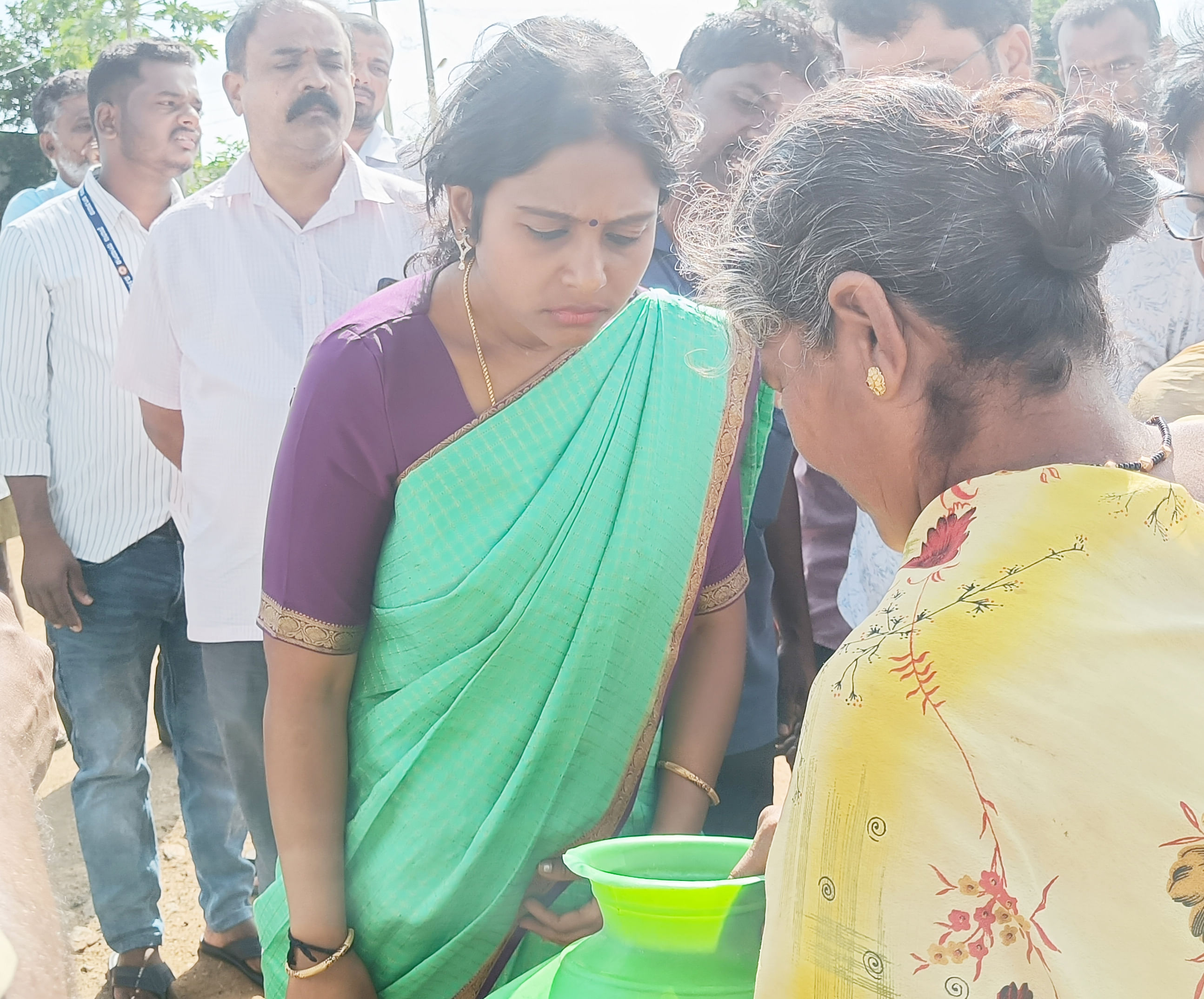 ಕೊರಟಗೆರೆ ತಾಲ್ಲೂಕಿನ ಭೂಚನಹಳ್ಳಿಯಲ್ಲಿ ಶುಕ್ರವಾರ ಜಿಲ್ಲಾಧಿಕಾರಿ ಶುಭ ಕಲ್ಯಾಣ್‌ ಅವರಿಗೆ ಗ್ರಾಮಸ್ಥರು ಕಲುಷಿತ ನೀರು ತೋರಿಸಿದರು