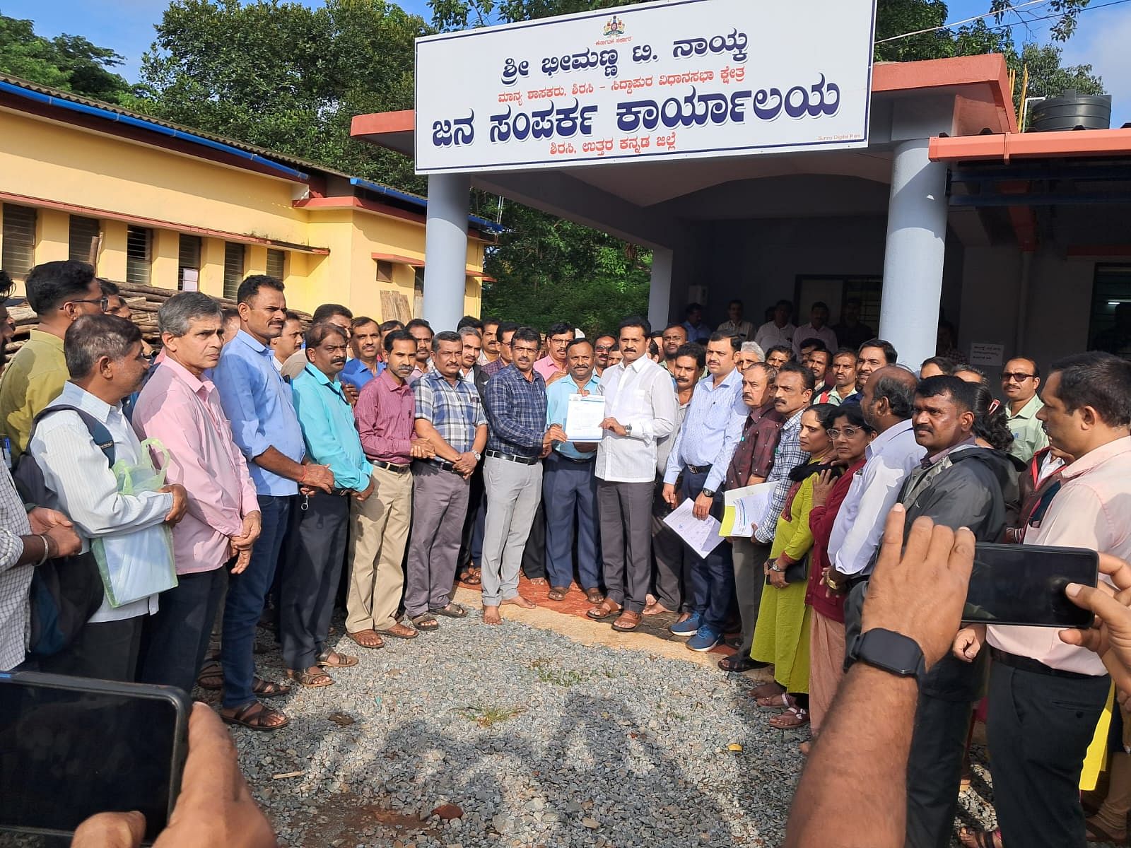 ಏಳನೇ ವೇತನ ಆಯೋಗದ ವರದಿಯನ್ನು ಯಥಾವತ್ತಾಗಿ ಜಾರಿಗೊಳಿಸಿ ಸರ್ಕಾರಿ ಆದೇಶ ಮಾಡಬೇಕು ಎಂದು ಆಗ್ರಹಿಸಿ ನಗರದ ಶಾಸಕರ ಕಚೇರಿಯಲ್ಲಿ ಕರ್ನಾಟಕ ರಾಜ್ಯ ಸರ್ಕಾರಿ ನೌಕರರ ಸಂಘ ಶಿರಸಿ ಶೈಕ್ಷಣಿಕ ಜಿಲ್ಲಾ ಘಟಕದಿಂದ ಮನವಿ ಸಲ್ಲಿಸಲಾಯಿತು‌. 