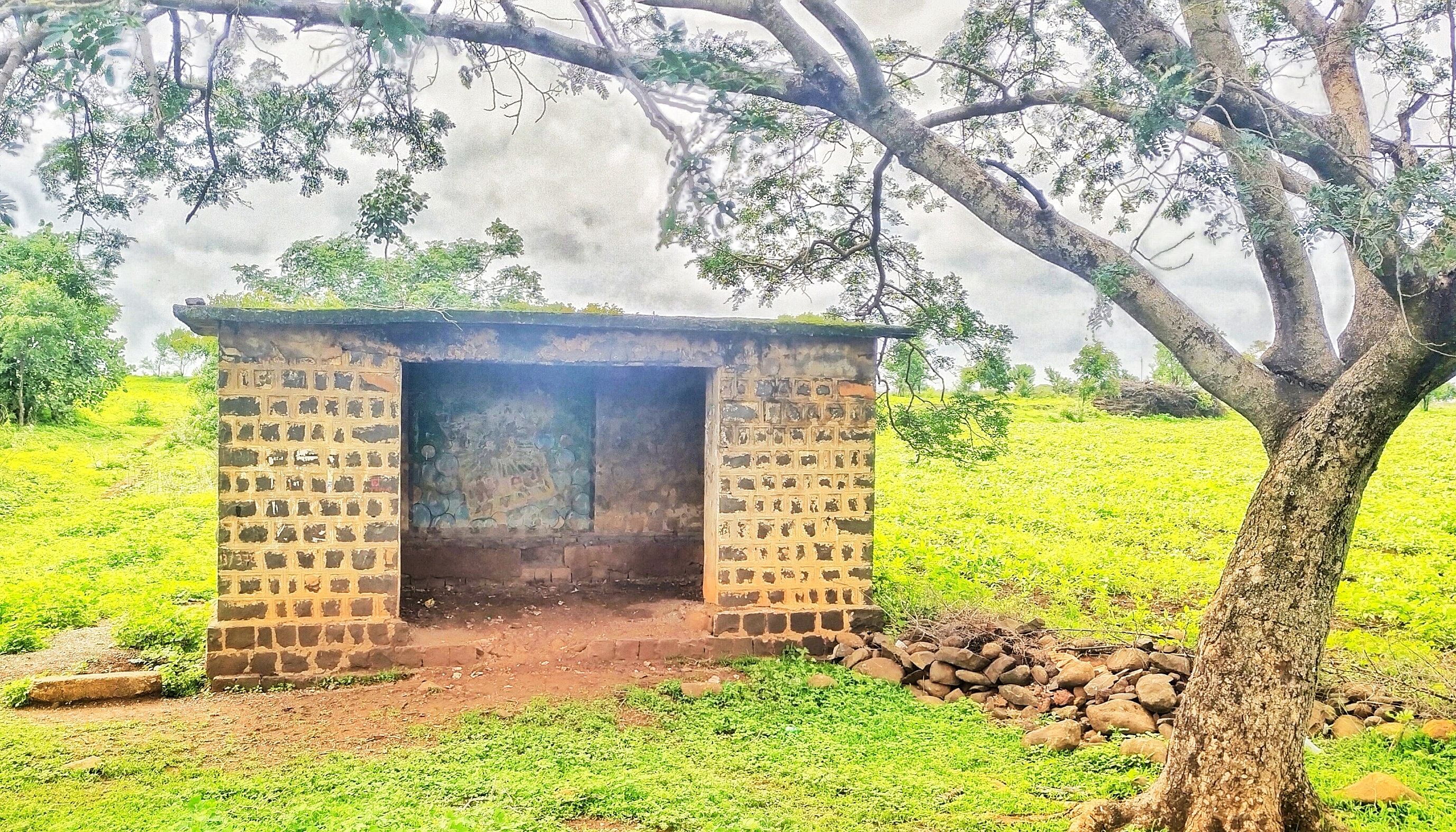 ಫೊಟೋ ಶೀರ್ಷಿಕೆ: ಹುಲಸೂರ ತಾಲ್ಲೂಕಿನ ಭಾಲ್ಕಿ - ಬಸವಕಲ್ಯಾಣ ಮುಖ್ಯ ರಸ್ತೆಯ ಬದಿಯ ಗಡಿಗೌಡಗಾಂವ ಗ್ರಾಮದ ಬಳಿ ಪಾಳುಬಿದ್ದ ಬಸ್ ತಂಗುದಾಣದ ದುಸ್ಥಿತಿ.