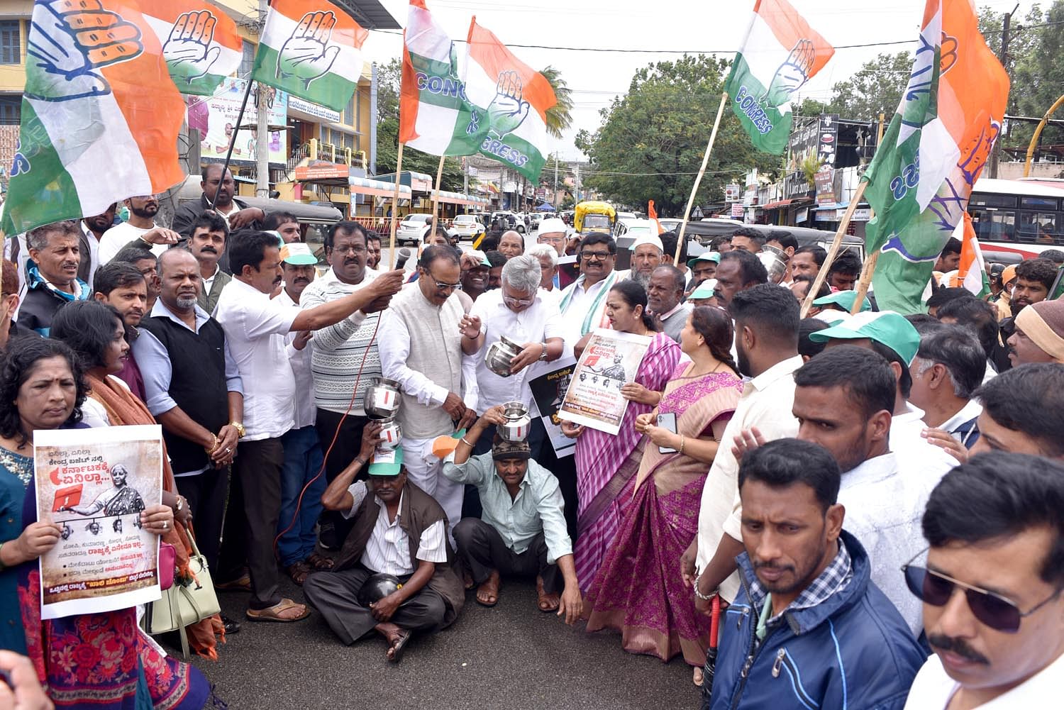 ಚಿಕ್ಕಮಗಳೂರಿನ ಹನುಮಂತಪ್ಪ ವೃತ್ತದಲ್ಲಿ ಕಾಂಗ್ರೆಸ್ ಮುಖಂಡರು ಹಾಗೂ ಕಾರ್ಯಕರ್ತರು ಖಾಲಿ ಚೊಂಬು ಹಿಡಿದು ಕೇಂದ್ರ ಸರ್ಕಾರದ ವಿರುದ್ಧ ಪ್ರತಿಭಟನೆ ನಡೆಸಿದರು 