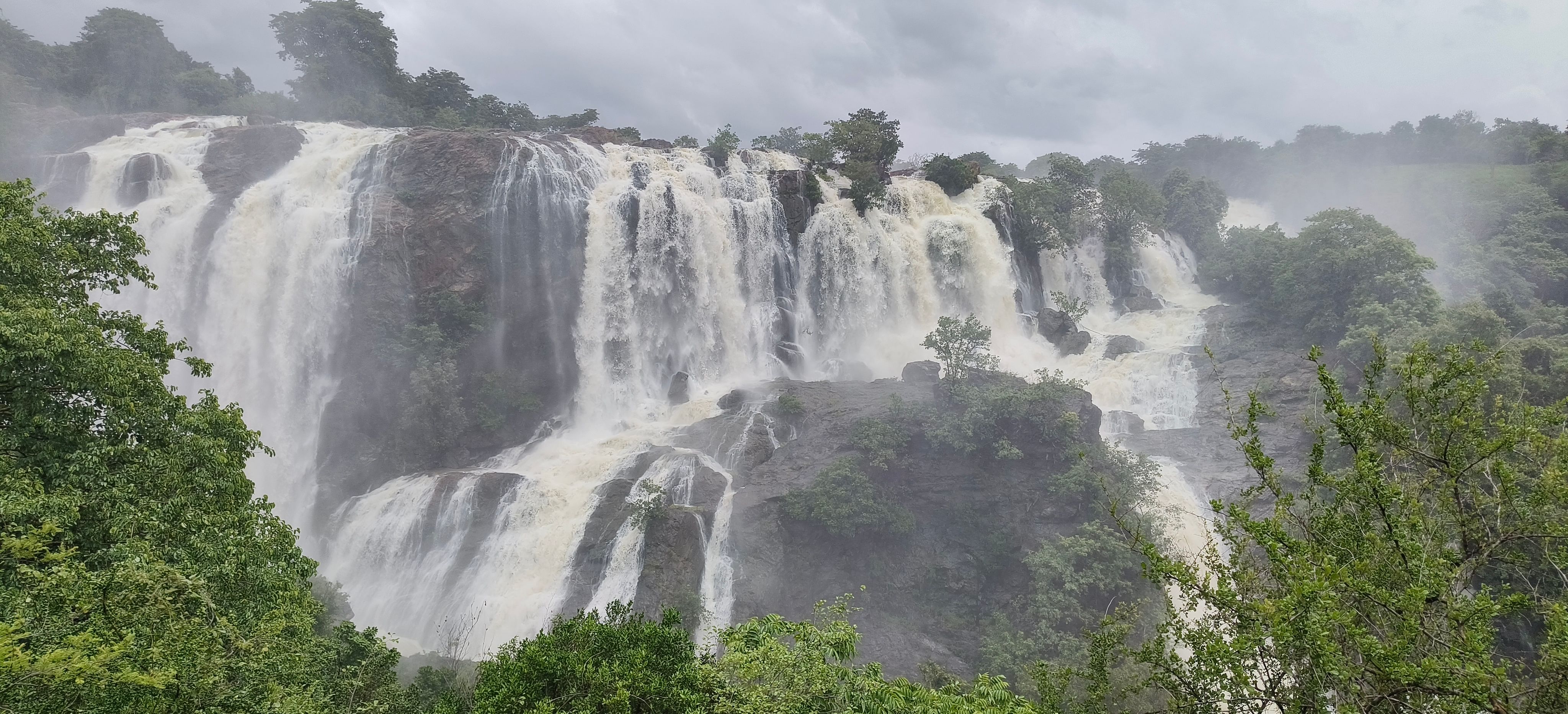 ಕೊಳ್ಳೇಗಾಲ ತಾಲ್ಲೂಕಿನ ಭರಚುಕ್ಕಿ ಜಲಪಾತ ಮೈದುಂಬಿಕೊಂಡು ಭೋರ್ಗರೆಯುತ್ತಿದೆ