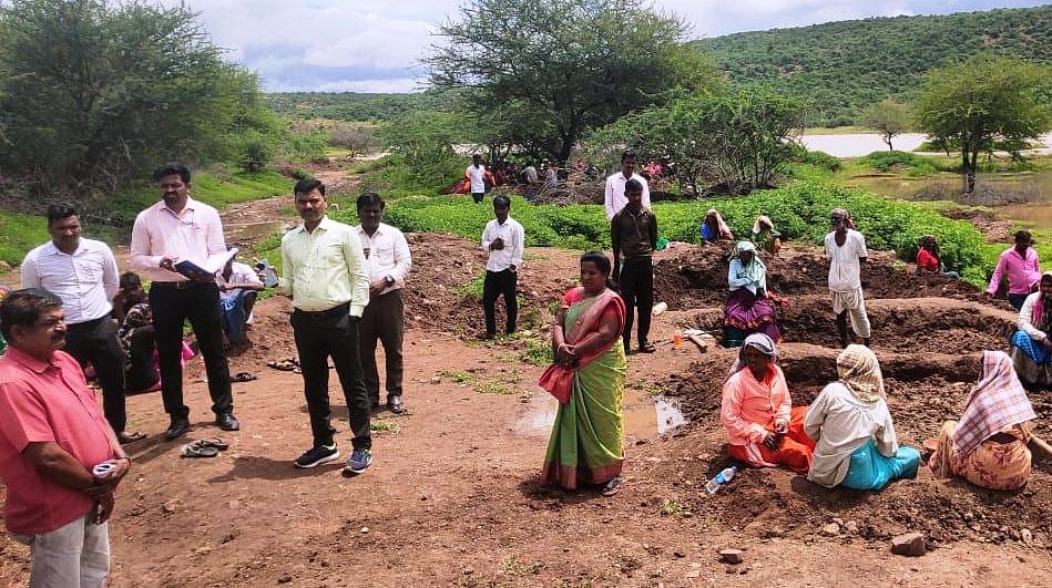 ಬಾಗಲಕೋಟೆ ಜಿಲ್ಲಾ ಪಂಚಾಯಿತಿ ಸಿಇಒ ಶಶಿಧರ ಕುರೇರ ಮಂಗಳವಾರ ಕೆರೆಗೆ ಭೇಟಿ ನೀಡಿ ಕಾಮಗಾರಿ ಪರಿಶೀಲಿಸಿದರು