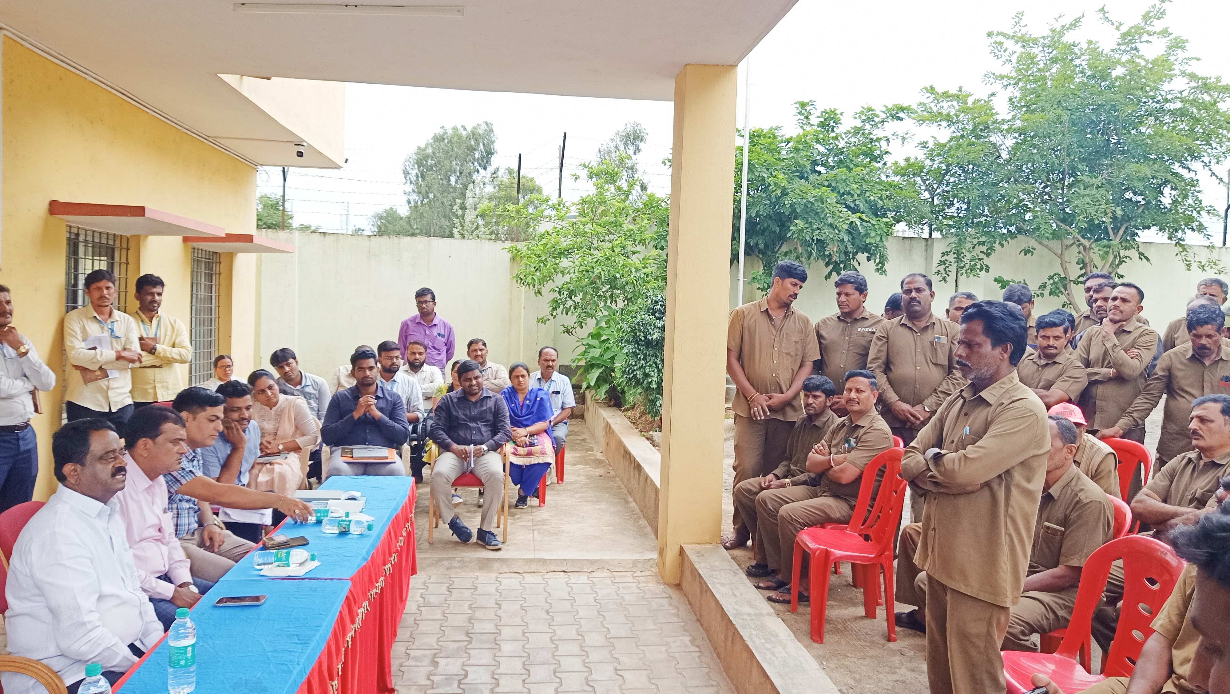 ಬಾಗಲಗುಂಟೆ ವಾರ್ಡ್‌ನ ಜಲಮಂಡಳಿ ಕಚೇರಿಯಲ್ಲಿ ನಡೆದ ಸಭೆಯಲ್ಲಿ ಶಾಸಕ ಎಸ್. ಮುನಿರಾಜು, ಮುಖ್ಯ ಎಂಜಿನಿಯರ್ ಪರಮೇಶ್ವರಪ್ಪ ಅವರು ವಾಲ್‌ಮ್ಯಾನ್‌ಗಳೊಂದಿಗೆ ಮಾತನಾಡಿದರು.