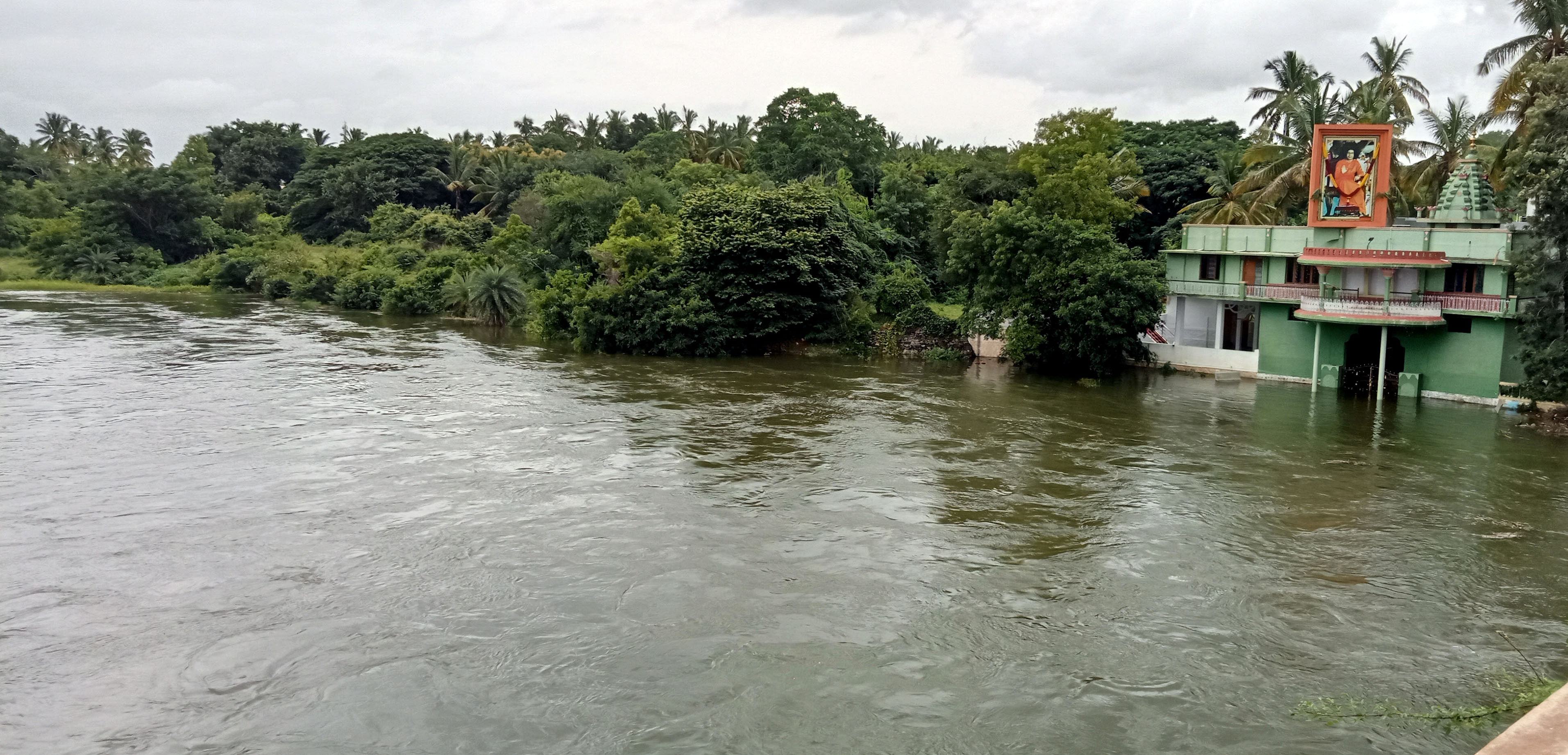 ಶ್ರೀರಂಗಪಟ್ಟಣದ ಸಾಯಿಬಾಬಾ ಮಂದಿರದ ಒಳಕ್ಕೆ ಕಾವೇರಿ ನದಿಯ ನೀರು ನುಗ್ಗಿರುವುದು