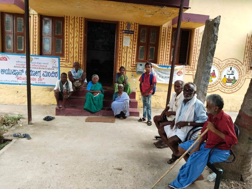 ಕುಣಿಗಲ್ ತಾಲ್ಲೂಕು ಚೌಡನಕುಪ್ಪೆ ಪ್ರಾಥಮಿಕ ಆರೋಗ್ಯ ಕೇಂದ್ರದಲ್ಲಿ ಸೋಮವಾರ ವೈದ್ಯರಿಗಾಗಿ ಕಾದು ಕುಳಿತಿರುವುದು