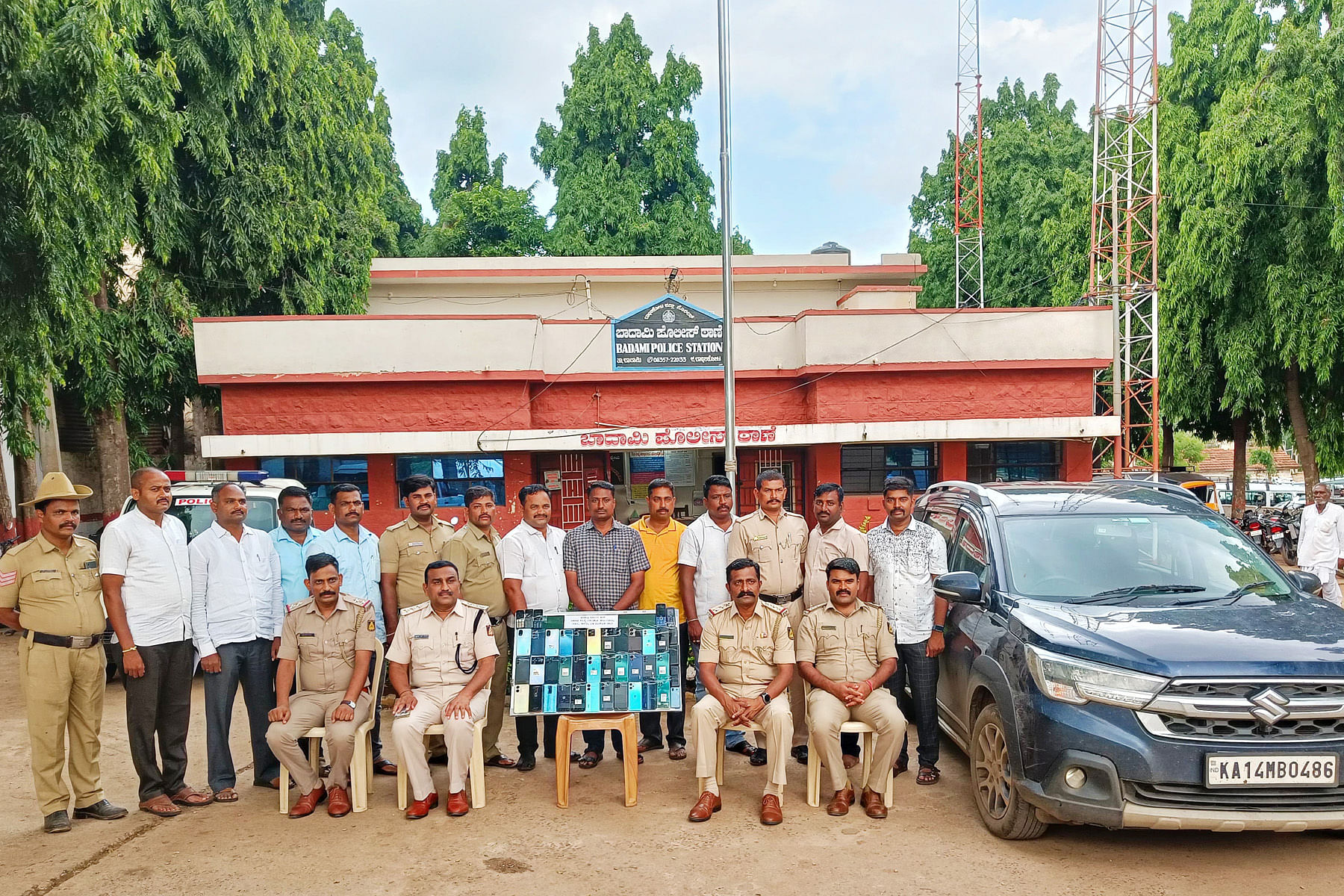 ಬಾದಾಮಿಯ ಪೊಲೀಸ್‌ ಠಾಣೆ ಅಧಿಕಾರಿಗಳು ಮತ್ತು ಸಿಬ್ಬಂದಿ ಆರೋಪಿಗಳಿಂದ ದರೋಡೆಗೆ ಬಳಸುವ ಕಾರು ಮತ್ತು ಮೊಬೈಲ್ ಫೋನ್ ವಶಪಡಿಸಿಕೊಂಡಿದ್ದಾರೆ