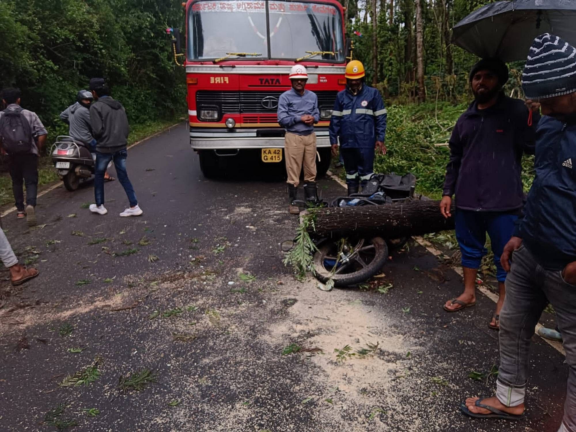 ಸೋಮವಾರಪೇಟೆ ಸಮೀಪದ ತಣ್ಣೀರುಹಳ್ಳ ಗ್ರಾಮದ ಬಳಿ ಸೋಮವಾರ ಬೆಳಿಗ್ಗೆ ಕರ್ತವ್ಯ ಮುಗಿಸಿ ಮನೆಗೆ ತೆರಳುತ್ತಿದ್ದ ಪೊಲೀಸ್ ಸಿಬ್ಬಂದಿಯ ಬೈಕ್ ಮೇಲೆ ರಸ್ತೆ ಬದಿಯ ಮರಬಿದ್ದು, ಅಗ್ನಿಶಾಮಕ ಠಾಣೆಯವರು ಮರವನ್ನು ತೆರವುಗೊಳಿಸಿದರು. 