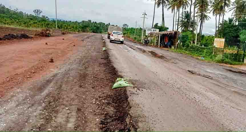 ಹಿರಿಯೂರು ತಾಲ್ಲೂಕಿನ ಉಡುವಳ್ಳಿ ಸಮೀಪ ಹೆದ್ದಾರಿ ಕಾಮಗಾರಿಗಾಗಿ ರಸ್ತೆ ಅಗೆದಿದ್ದು, ಇನ್ನೊಂದು ಬದಿಯಲ್ಲಿ ವಾಹನಗಳು ಸಾಗುತ್ತಿರುವುದು