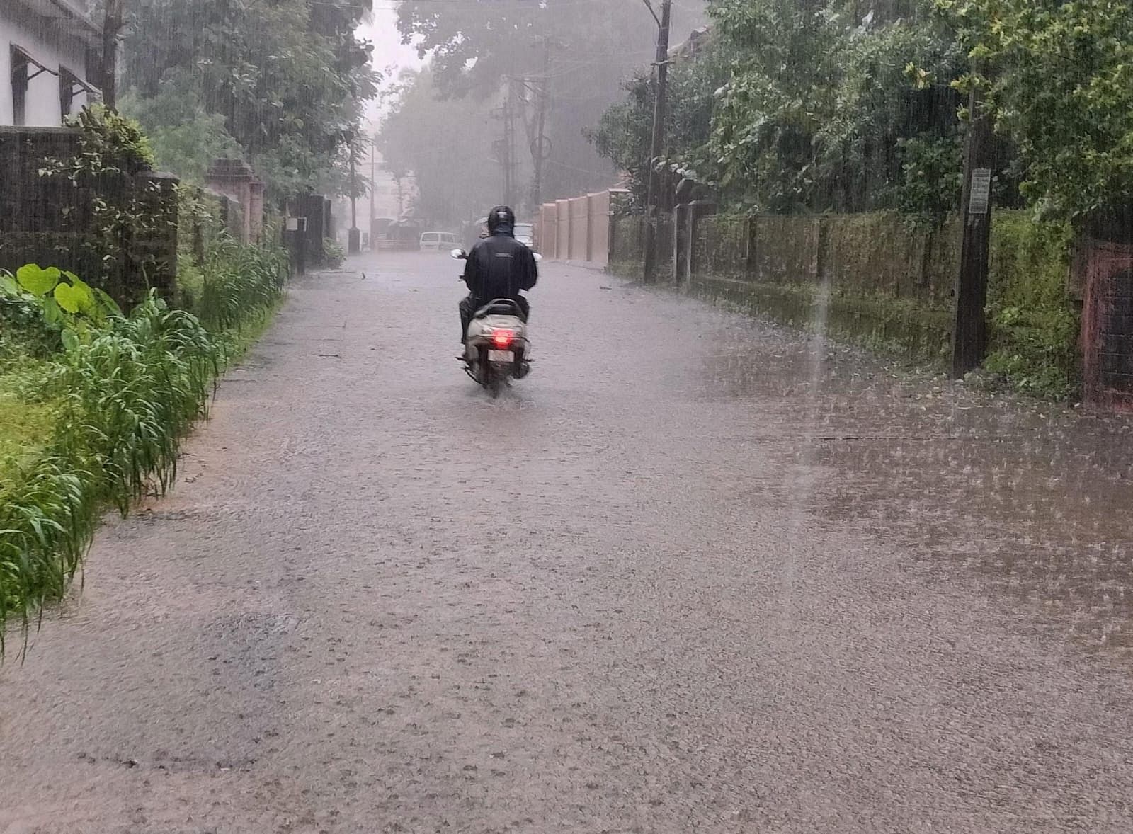 ಉಡುಪಿಯ ಅಂಬಲಪಾಡಿ ದೇವಸ್ಥಾನ ರಸ್ತೆಯಲ್ಲಿ ಮಳೆಯಲ್ಲಿಯೇ ಸಂಚರಿಸಿದ ದ್ವಿಚಕ್ರ ವಾಹನ ಸವಾರ