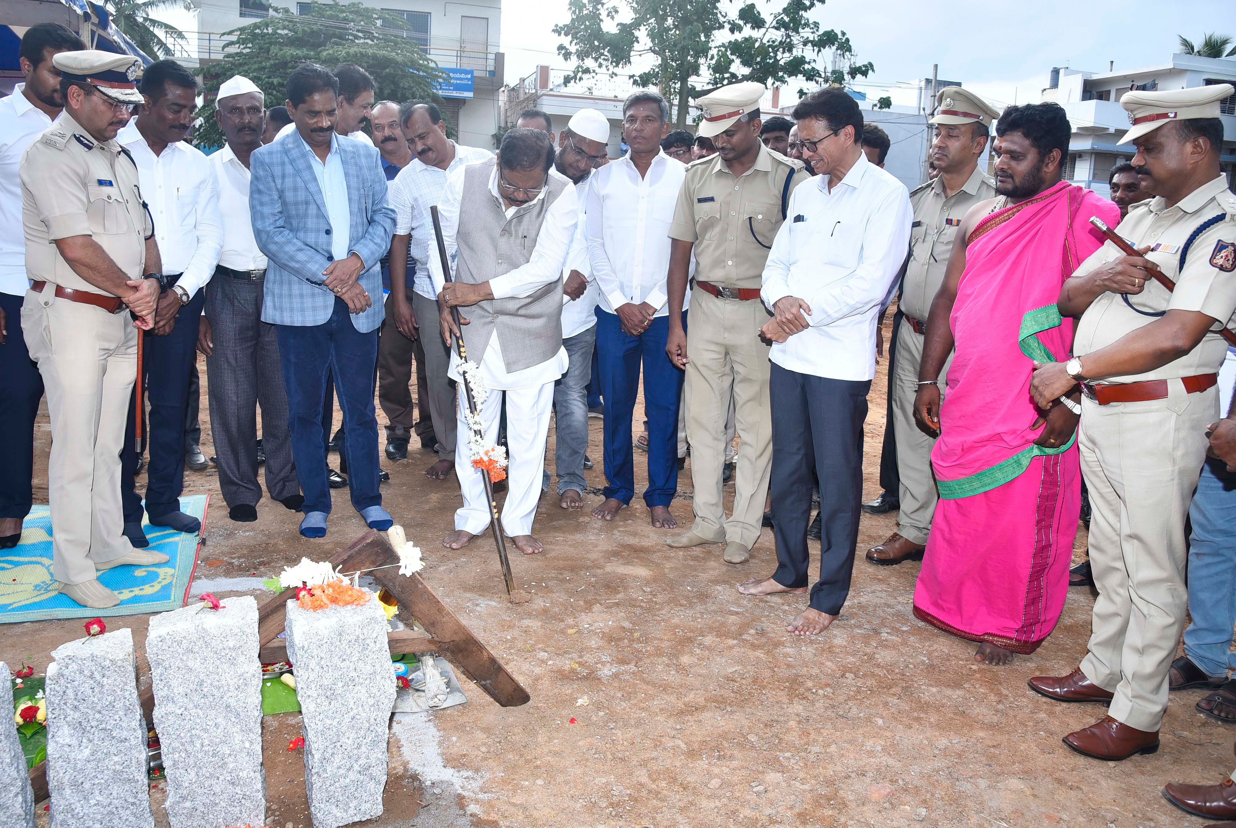 ತುಮಕೂರಿನಲ್ಲಿ ಬುಧವಾರ ಪೊಲೀಸರ ವಸತಿ ಗೃಹ ನಿರ್ಮಾಣಕ್ಕೆ ಜಿಲ್ಲಾ ಉಸ್ತುವಾರಿ ಸಚಿವ ಜಿ.ಪರಮೇಶ್ವರ ಭೂಮಿ ಪೂಜೆ ನೆರವೇರಿಸಿದರು. ಶಾಸಕ ಜಿ.ಬಿ.ಜ್ಯೋತಿಗಣೇಶ್‌, ಪೊಲೀಸ್ ಮಹಾನಿರೀಕ್ಷಕ ಅಲೋಕ್‌ ಮೋಹನ್‌, ಕೇಂದ್ರ ವಲಯ ಐಜಿಪಿ ಲಾಭುರಾಮ್‌, ರಾಜ್ಯ ಪೊಲೀಸ್‌ ವಸತಿ ಮತ್ತು ಮೂಲ ಸೌಕರ್ಯಗಳ ಅಭಿವೃದ್ಧಿ ನಿಗಮದ ವ್ಯವಸ್ಥಾಪಕ ನಿರ್ದೇಶಕ ಕೆ.ರಾಮಚಂದ್ರರಾವ್‌ ಇತರರು ಹಾಜರಿದ್ದರು