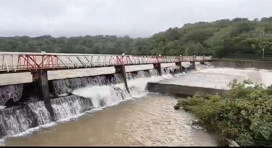 ಮಹಾರಾಷ್ಟ್ರದ ಕೊಲ್ಹಾಪುರ ಜಿಲ್ಲೆಯಲ್ಲಿ ದೂಧಗಂಗಾ ನದಿಗೆ ಅಡ್ಡಲಾಗಿರುವ ರಾಧಾನಗರಿ ಜಲಾಶಯದ ನೀರನ್ನು ಸ್ವಯಂಚಾಲಿತ ಗೇಟ್ ಮೂಲಕ ಹೊರಬಿಡಲಾಯಿತು