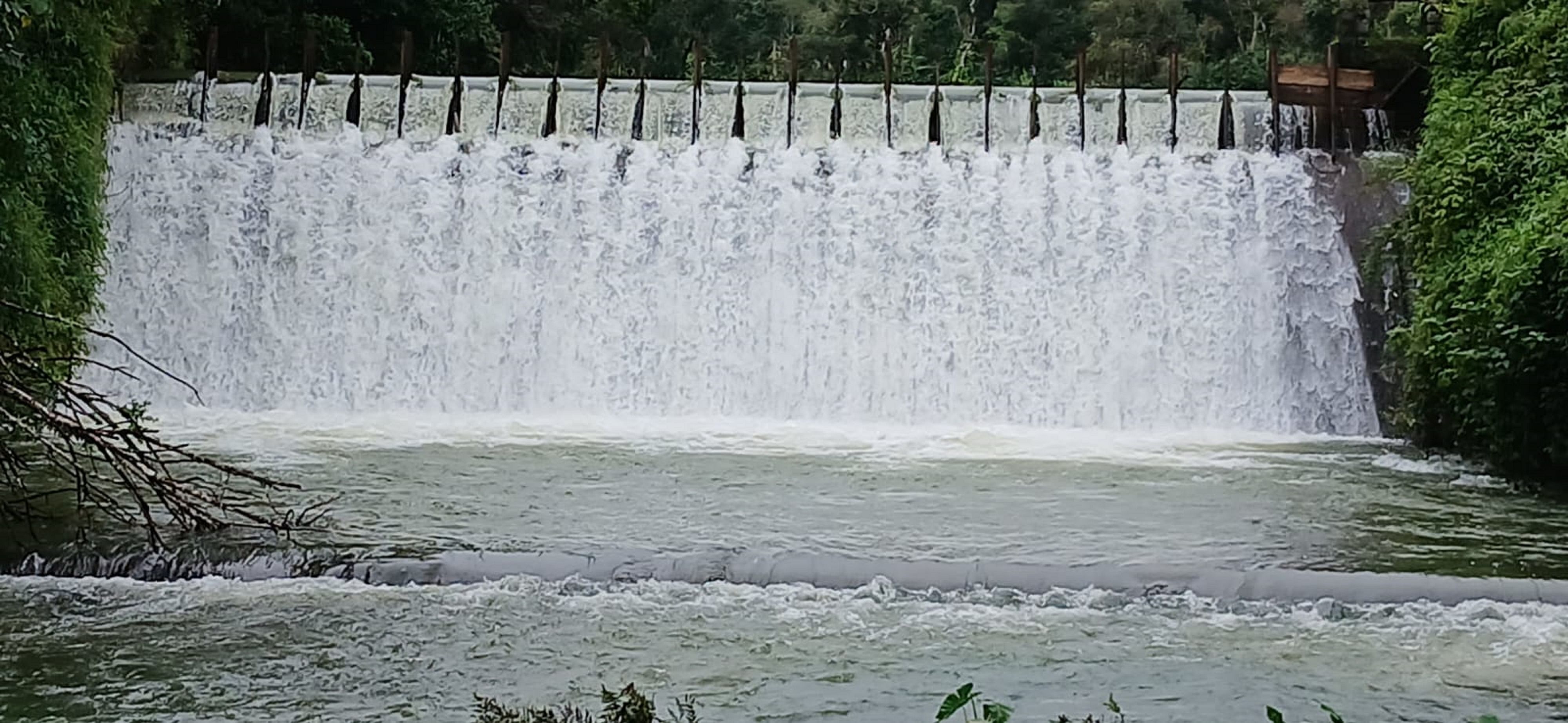 ಮಡಿಕೇರಿ ನಗರಕ್ಕೆ ನೀರು ಪೂರೈಕೆ ಮಾಡುವ ಕೂಟುಹೊಳೆಯು ಕಳೆದೊಂದು ವಾರದಿಂದ ಸುರಿದ ಮಳೆ ತುಂಬಿದ್ದು ನೀರು ಜಲಪಾತದಂತೆ ಹೊರಚೆಲ್ಲುತ್ತಿದೆ  ಪ್ರಜಾವಾಣಿ ಚಿತ್ರ/ರಂಗಸ್ವಾಮಿ