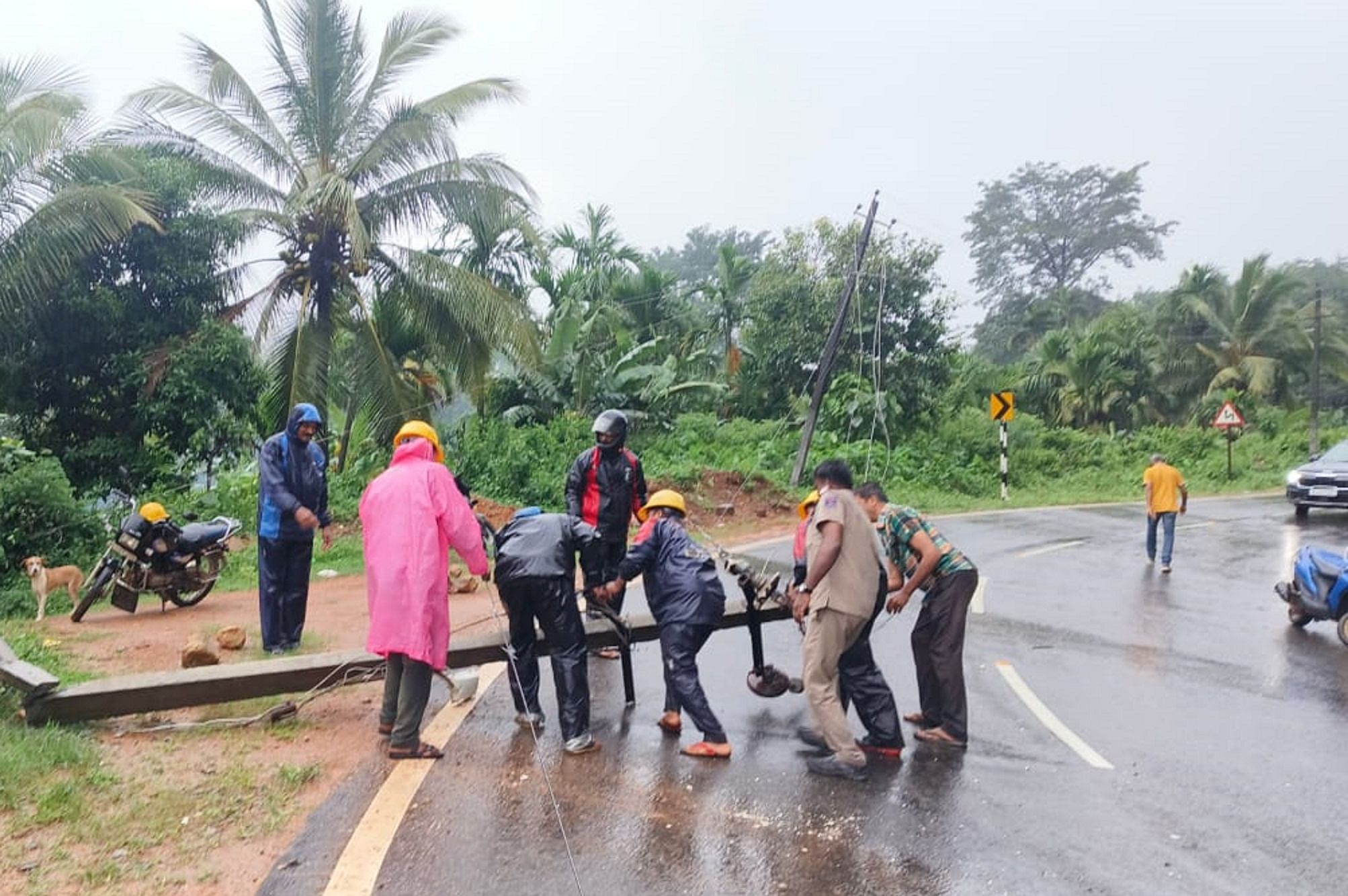 ರಸ್ತೆಯೊಂದರಲ್ಲಿ ವಿದ್ಯುತ್‌ ಕಂಬ ದುರಸ್ತಿ ಕಾರ್ಯ ನಡೆಸುತ್ತಿರುವ ಸೆಸ್ಕ್ ಸಿಬ್ಬಂದಿ