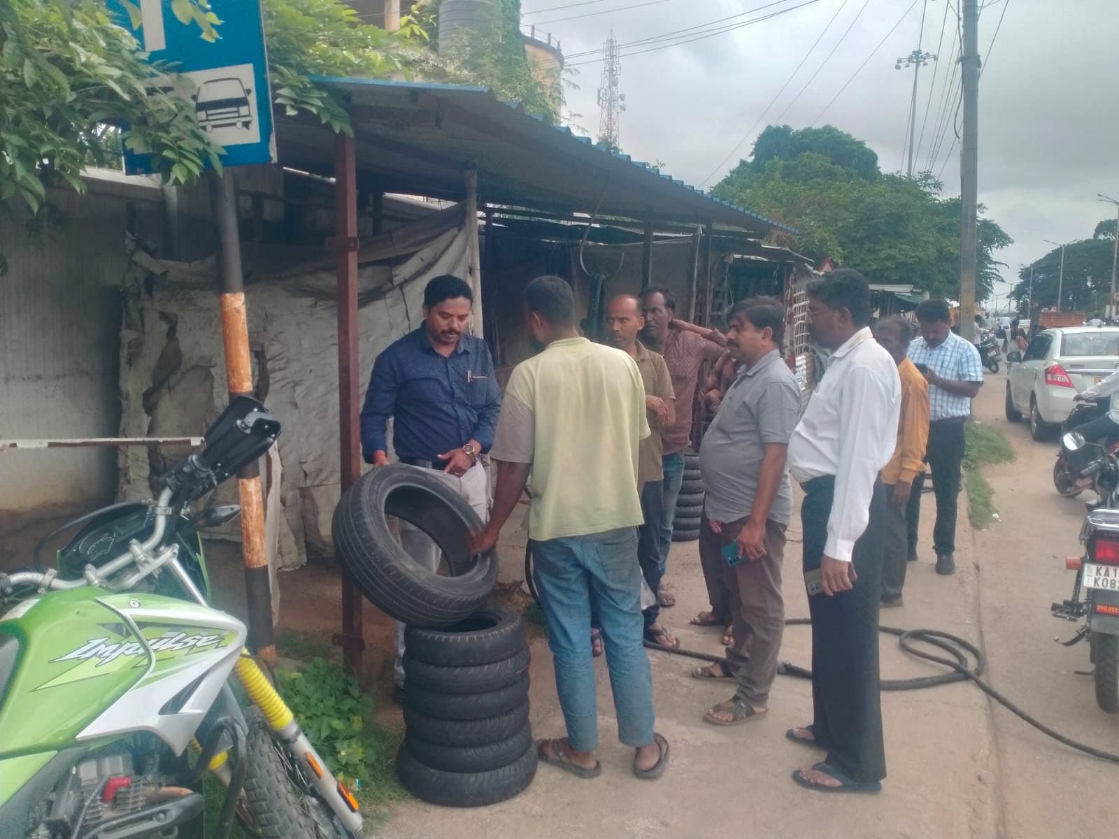 ಅರಸೀಕೆರೆ ನಗರದ ಎಳನೀರು , ಟೈರ್ ಅಂಗಡಿ ಮತ್ತು ಇತರ ಸ್ಥಳಗಳಿಗೆ ಭೇಟಿ ನೀಡಿದ ಪೌರಾಯುಕ್ತ ಕೃಷ್ಣಮೂರ್ತಿ ಮತ್ತು ಅಧಿಕಾರಿಗಳ ತಂಡ  ಸೊಳ್ಳೆ ನಿಯಂತ್ರಣ , ಮರಿ  ಲಾರ್ವ ನಾಶ, ಸ್ವಚ್ಚತೆ ಬಗ್ಗೆ ಅರಿವು ಮೂಡಿಸಿದರು. 