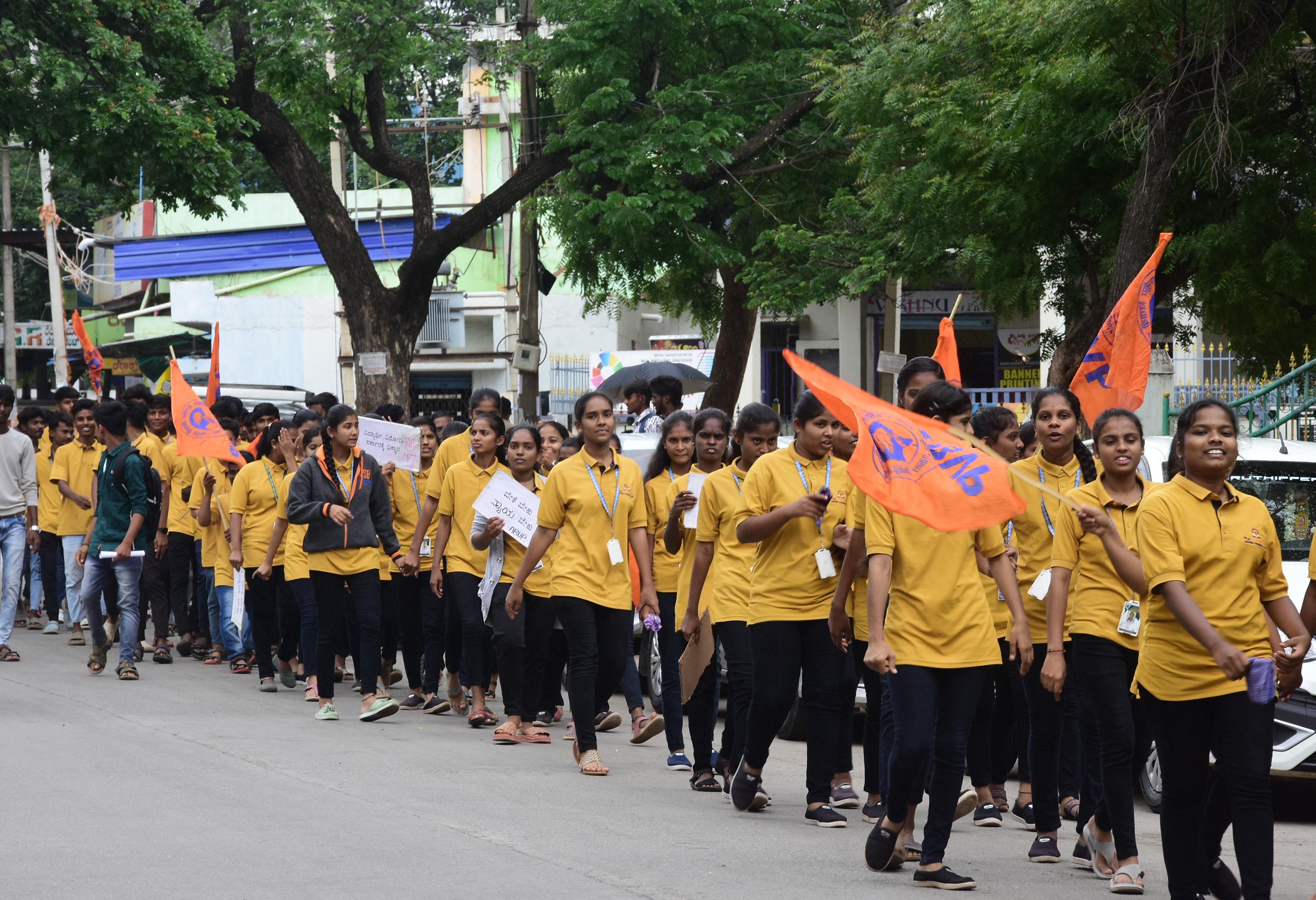 ಚಿತ್ರದುರ್ಗ ನಗರದಲ್ಲಿ ಬುಧವಾರ ಎಬಿವಿಪಿ ಕಾರ್ಯಕರ್ತರು ಪ್ರತಿಭಟನೆ ನಡೆಸಿದರು