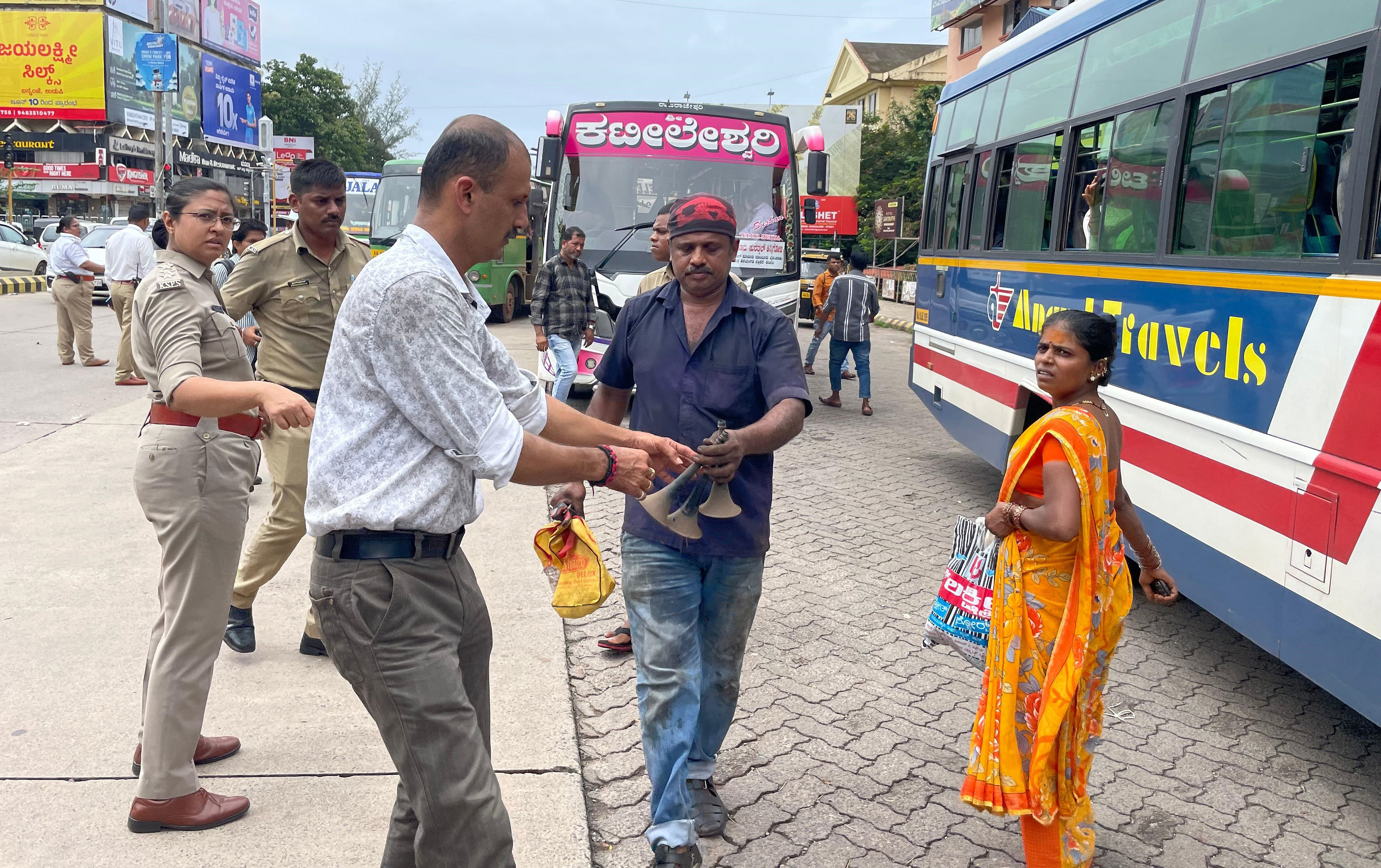 ವಾಹನಗಳ ಕರ್ಕಶ ಹಾರ್ನ್‌ಗಳನ್ನು ತೆೆಗೆಯಿಸಲು ಮಂಗಳೂರಿನ ಲಾಲ್‌ಬಾಗ್‌ನಲ್ಲಿ ಎಸಿಪಿ ನಜ್ಮಾ ಫಾರೂಕಿ ನೇತೃತ್ವದಲ್ಲಿ ಬುಧವಾರ ಸಂಚಾರ ಪೊಲೀಸರು ವಿಶೇಷ ಅಭಿಯಾನ ನಡೆಸಿದರು - ಪ್ರಜಾವಾಣಿ ಚಿತ್ರ 