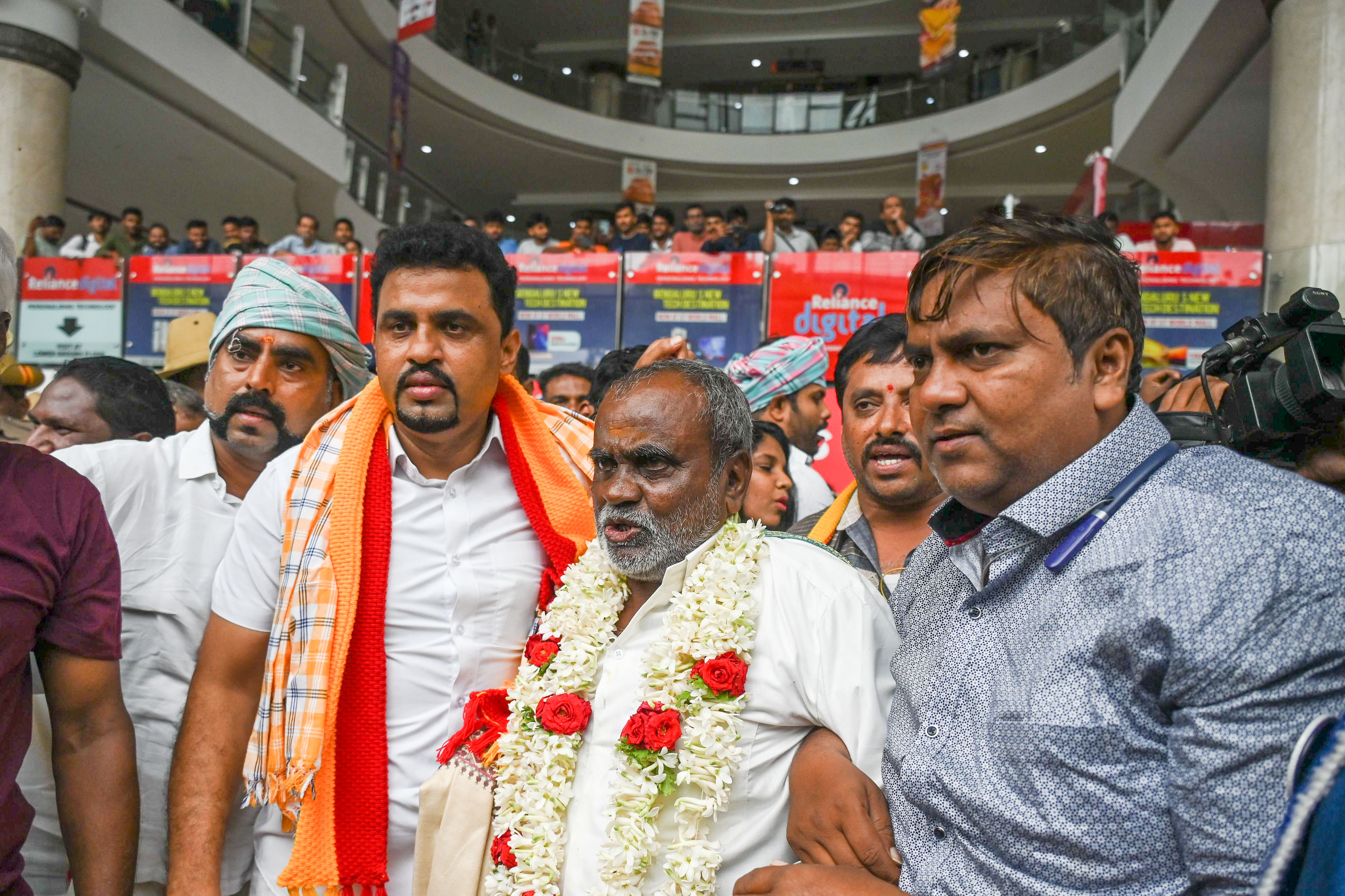 ಮಾಲ್‌ ಎದುರು ಫಕೀರಪ್ಪ ಅವರನ್ನು ಸನ್ಮಾನಿಸಲಾಯಿತು