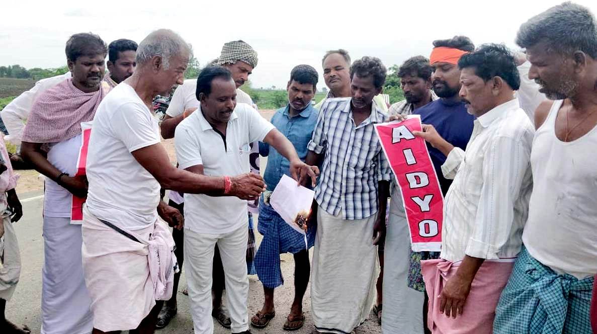 ಕುರುಗೋಡು ತಾಲ್ಲೂಕಿನ ಕೋಳೂರು ಗ್ರಾಮದಲ್ಲಿ ಮೊಬೈಲ್ ರೀಚಾರ್ಜ್ ಧರ ಕಡಿತಗೊಳಿಸುವಂತೆ ಒತ್ತಾಯಿಸಿ ಮಂಗಳವಾರ ಆದೇಶ ಪ್ರತಿ ಸುಟ್ಟು ಪ್ರತಿಭಟನೆ ನಡೆಸಿದರು