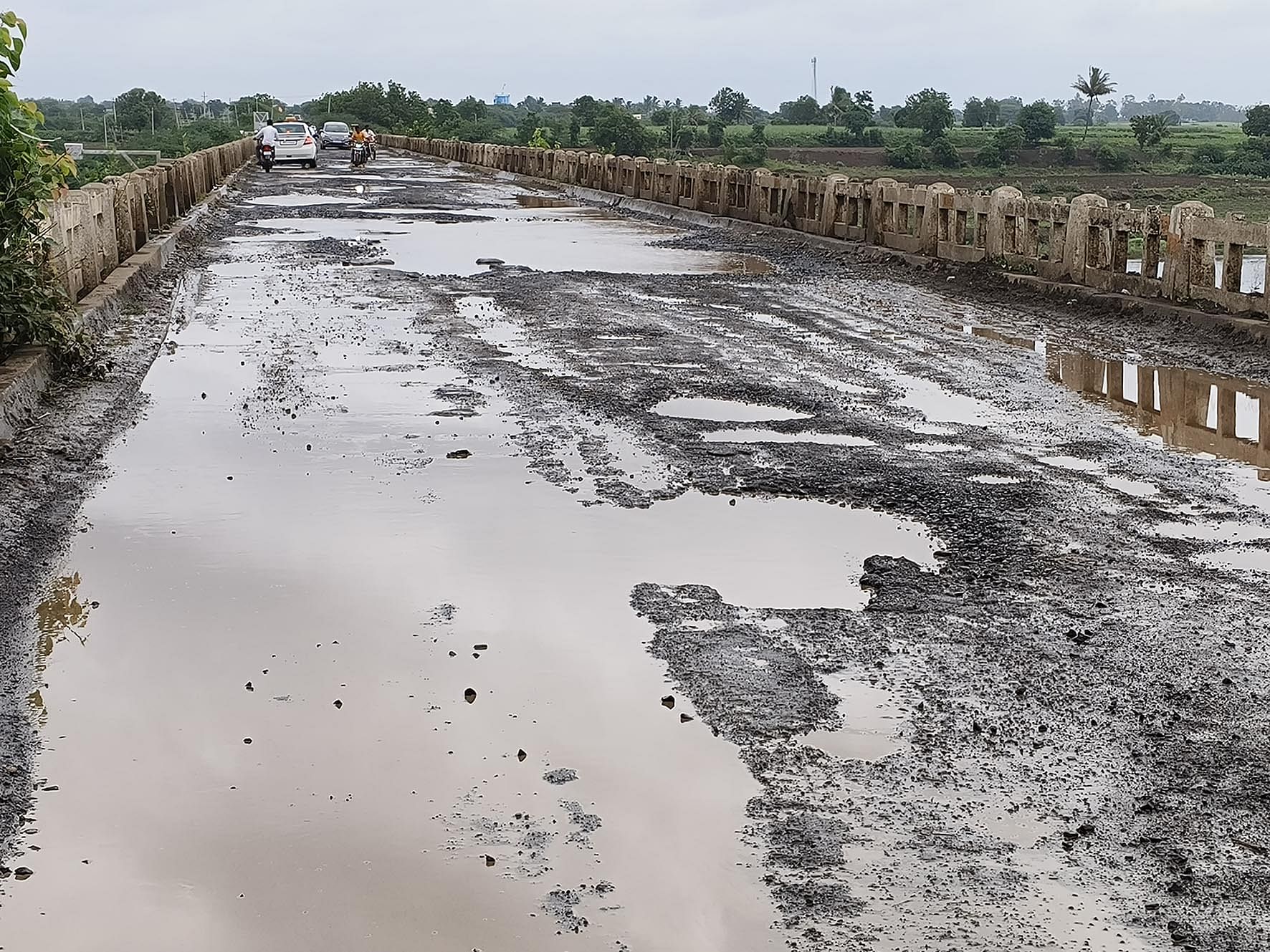 ಆಲಮೇಲ ತಾಲ್ಲೂಕಿನ ದೇವಣಗಾಂವ ಗ್ರಾಮದ ಭೀಮಾನದಿಗೆ ಅಡ್ಡಲಾಗಿ ಕಟ್ಟಿರುವ ದೇವಣಗಾಂವ ಸೇತುವೆ ಹದಗೆಟ್ಟಿರುವುದು