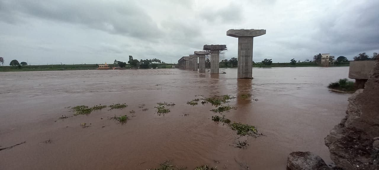 ಮಹಾರಾಷ್ಟ್ರದ ಕೊಂಕಣ ಪ್ರದೇಶದಲ್ಲಿ ಸುರಿದ ಮಳೆಯಿಂದ ಚಿಕ್ಕೋಡಿ ತಾಲ್ಲೂಕಿನ ಕಲ್ಲೋಳ ಗ್ರಾಮದ ಬಳಿಯ ಕೃಷ್ಣಾ ನದಿಯಲ್ಲಿ ಜಲಾವೃತಗೊಂಡಿರುವ ನಿರ್ಮಾಣ ಹಂತದ ಸೇತುವೆಯ ಕಂಬಗಳು