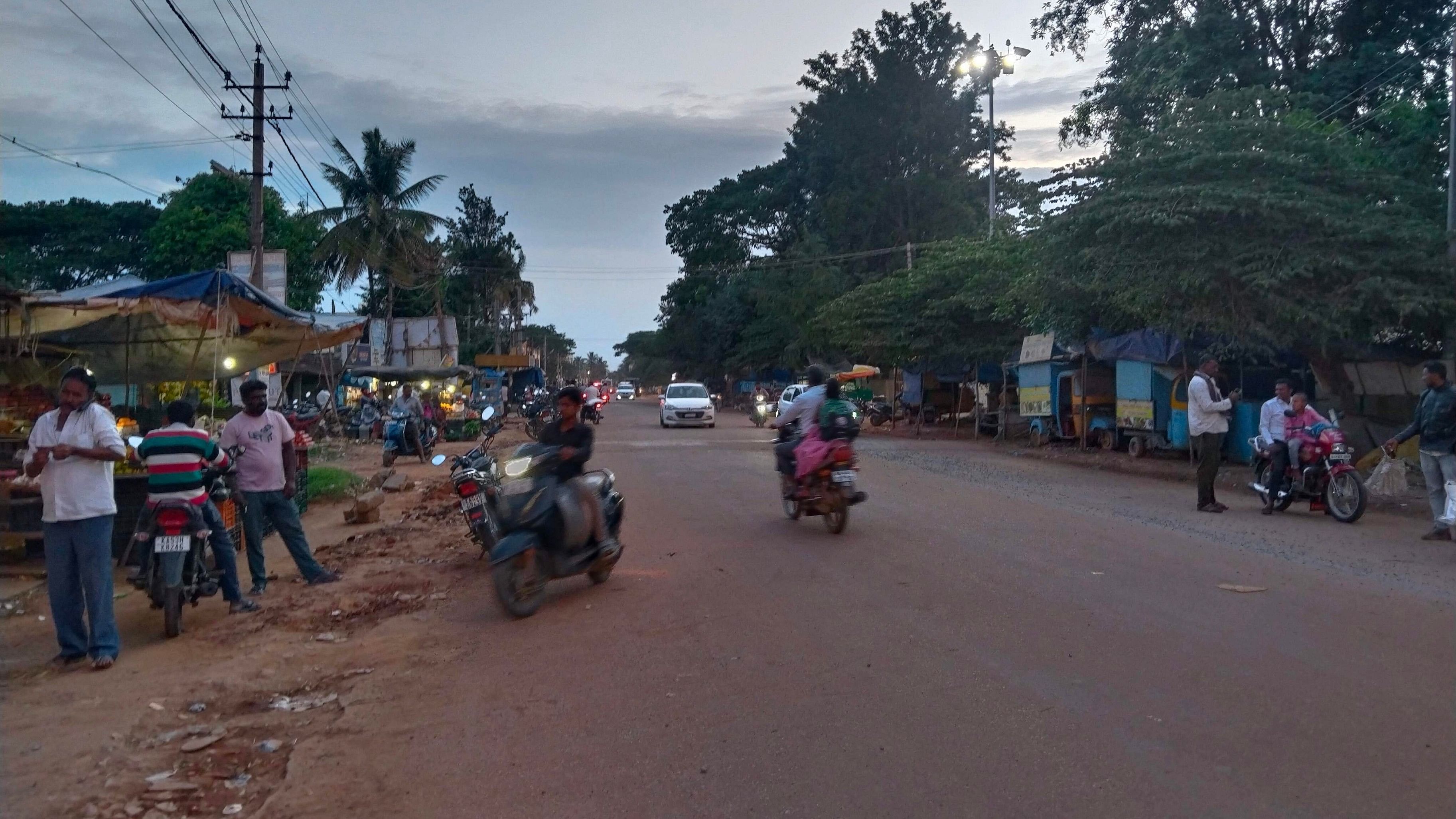 ಸೂಲಿಬೆಲೆ ಮುಖ್ಯರಸ್ತೆಯ ಪಾದಚಾರಿ ಮಾರ್ಗದ ದುಸ್ಥಿತಿ