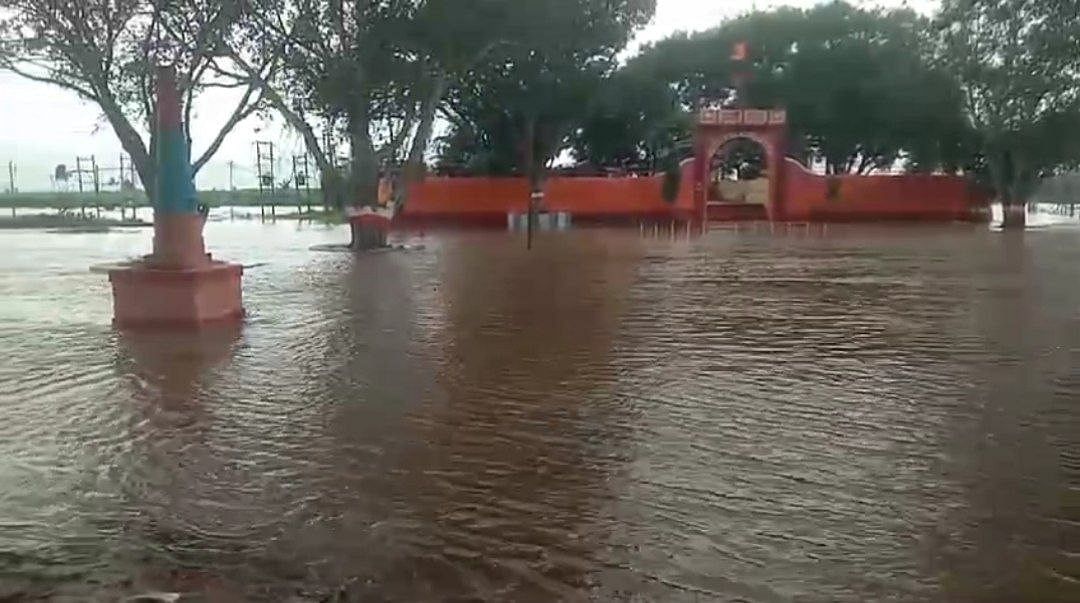 ಚಿಕ್ಕೋಡಿ ಉಪ ವಿಭಾಗ ವ್ಯಾಪ್ತಿಯಲ್ಲಿ ದೂಧಗಂಗಾ ನದಿ ತೀರದಲ್ಲಿರುವ ಕಾರದಗಾ ಗ್ರಾಮದ ಬಂಗಾಲಿ ಬಾಬಾ ದೇವಾಲಯ ಜಲಾವೃತಗೊಂಡಿರುವುದು–ಪ್ರಜಾವಾಣಿ ಚಿತ್ರ-ಚಂದ್ರಶೇಖರ ಚಿನಕೇಕರ