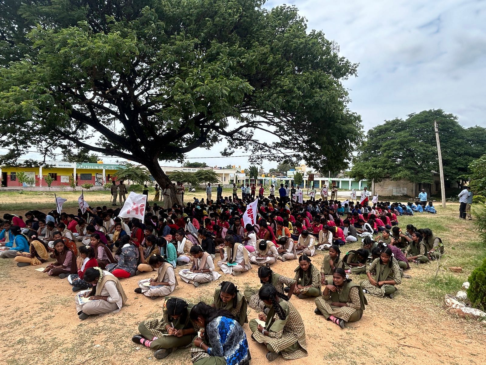 ಚೇಳೂರು ತಾಲ್ಲೂಕಿನಲ್ಲಿ ಹಾಸ್ಟೆಲ್ ಹೆಚ್ಚಿಸಲು ಒತ್ತಾಯಿಸಿ ವಿದ್ಯಾರ್ಥಿಗಳು ಪತ್ರ ಚಳವಳಿ ನಡೆಸಿದರು