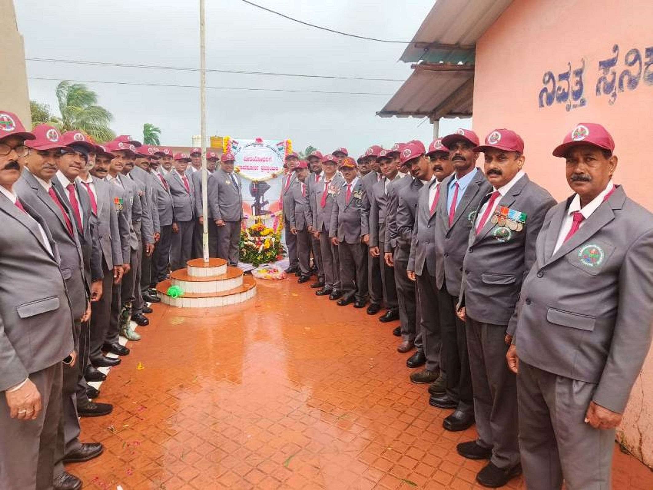 ಶನಿವಾರಸಂತೆ ಮಾಜಿ ಸೈನಿಕರ ಸಂಘದ ವತಿಯಿಂದ ಸಂಘದ ಕಚೇರಿ ಮುಂಭಾಗದಲ್ಲಿ ಶುಕ್ರವಾರ ಕಾರ್ಗಿಲ್ ವಿಜಯ ದಿನವನ್ನು  ಆಚರಿಸಲಾಯಿತು. ಸಂಘದ ಅಧ್ಯಕ್ಷ ಮಹೇಶ್, ಉಪಾಧ್ಯಕ್ಷ ಗಂಗಾಧರ್, ನಿವೃತ್ತ ಸೈನಿಕ ಪ್ರಮುಖರಾದ ಎಸ್.ಎನ್.ಪಾಂಡು ನಾಗರಾಜ್, ಮಂಜುನಾಥ್ ಪಾಲ್ಗೊಂಡಿದ್ದರು