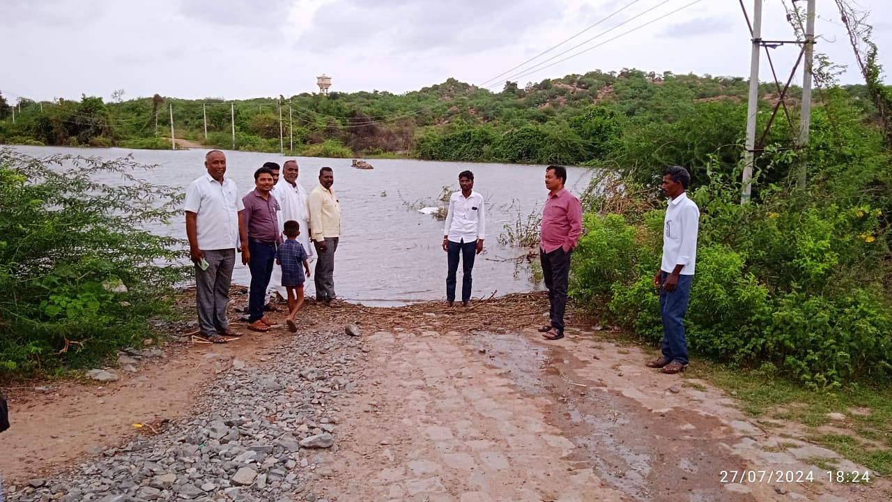 ಕೃಷ್ಣಾನದಿ ಪ್ರವಾಹಕ್ಕೆ ಟಣಮಕಲ್ಲು ಸೇತುವೆ ಸಂಪೂರ್ಣ ಮುಳುಗಿದೆ