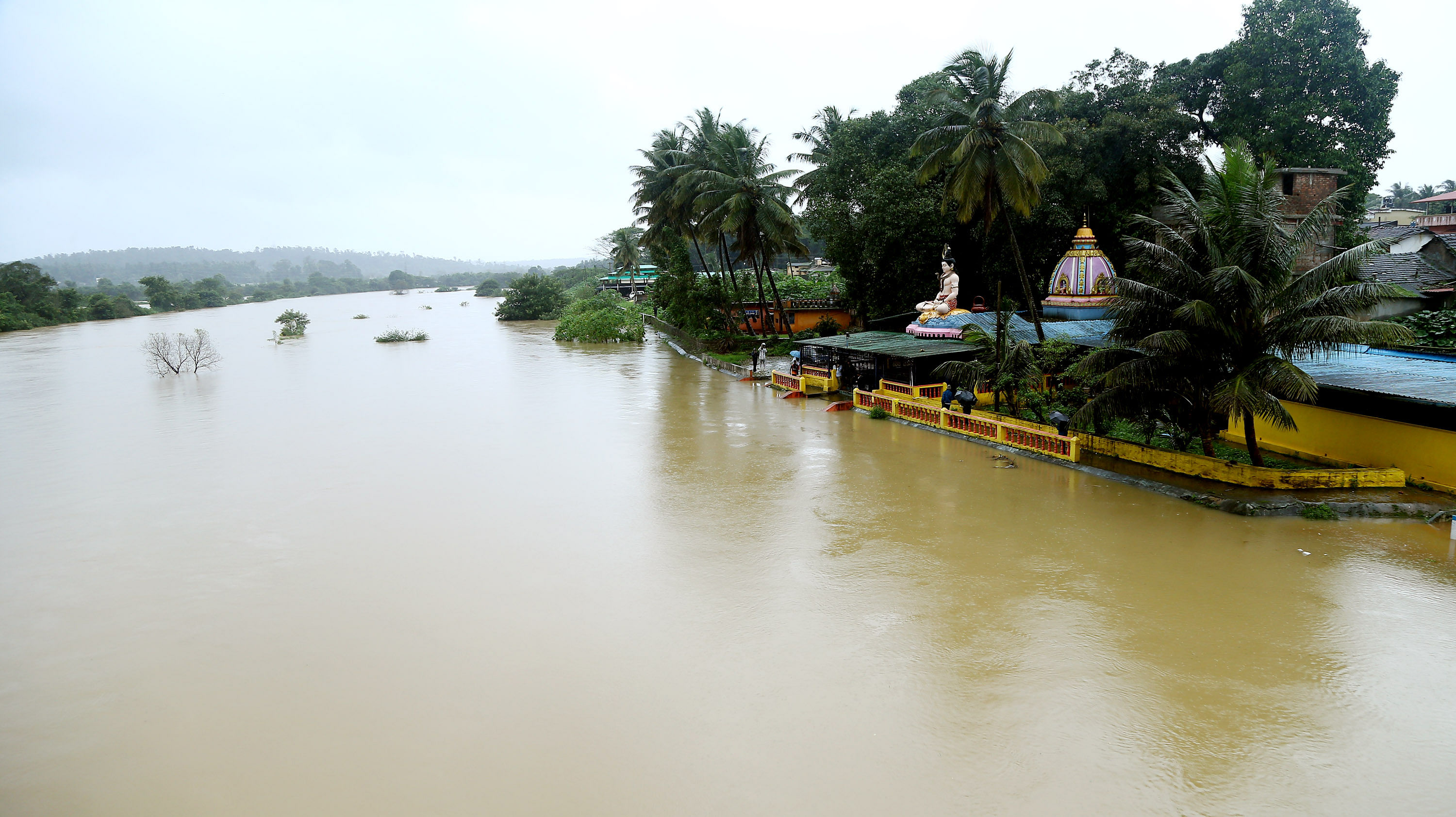 ಸಕಲೇಶಪುರ ತಾಲ್ಲೂಕಿನಲ್ಲಿ ಗುರುವಾರ ಧಾರಾಕಾರವಾಗಿ ಮಳೆ ಸುರಿಯುತ್ತಿದ್ದು, ಹೊಳೆ ಮಲ್ಲೇಶ್ವರಸ್ವಾಮಿ ದೇವಸ್ಥಾನದ ಮೆಟ್ಟಿಲಿನವರೆಗೆ ಹೇಮಾವತಿ ನದಿ ನೀರು ನುಗ್ಗಿದೆ. ಪ್ರಜಾವಾಣಿ ಚಿತ್ರ/ಜಾನೇಕೆರೆ ಆರ್. ಪರಮೇಶ್ 
