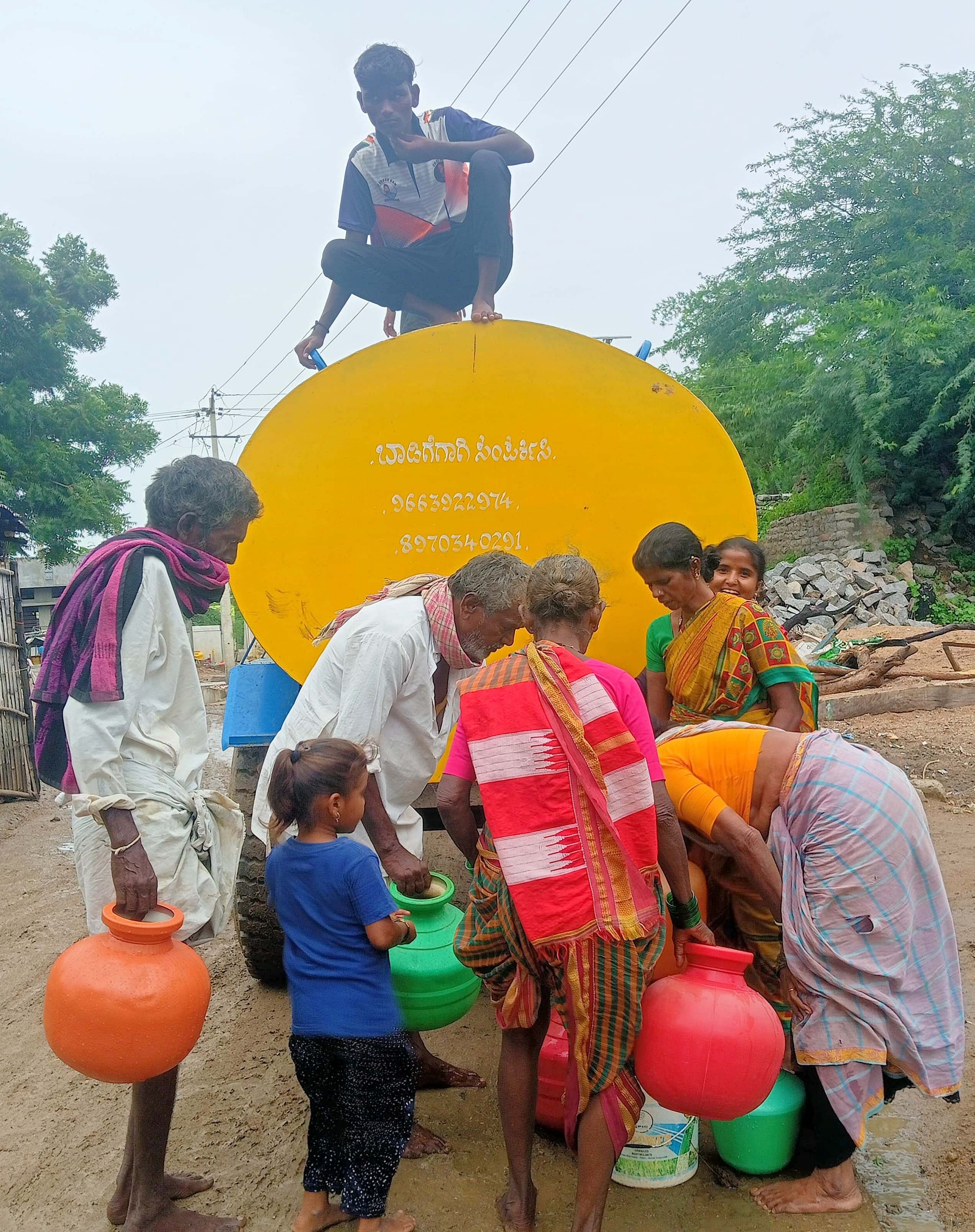 ಶಹಾಪುರ ತಾಲ್ಲೂಕಿನ ಗೌಡೂರ ಗ್ರಾಮಸ್ಥರಿಗೆ ಕುಡಿಯುವ ನೀರನ್ನು ಟ್ಯಾಂಕರ್ ಮೂಲಕ ಸರಬರಾಜು ಮಾಡಲಾಗುತ್ತದೆ