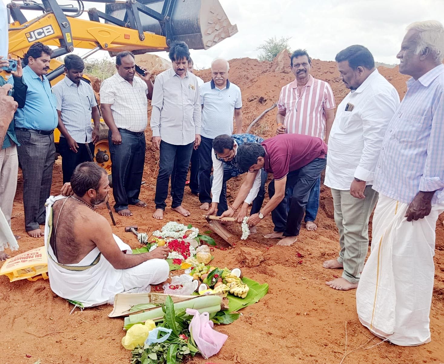 ಪಾವಗಡ ತಾಲ್ಲೂಕು ಕಣಿವೇನಹಳ್ಳಿ ಬಳಿ ಚೆಕ್ ಡ್ಯಾಂ ಕಾಮಗಾರಿಗೆ ಚಾಲನೆ ನೀಡಲಾಯಿತು