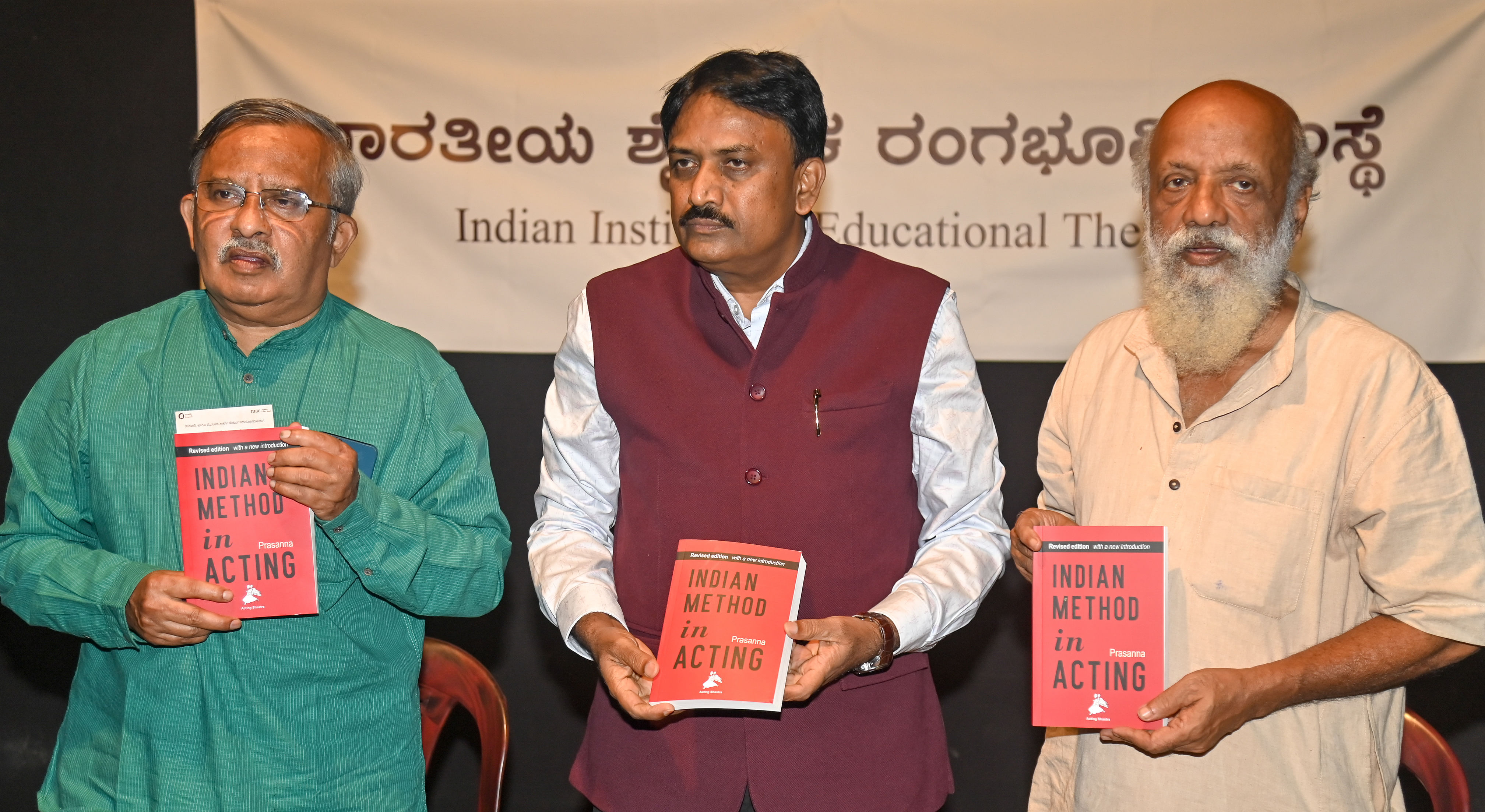 ಮೈಸೂರಿನ ಹಾರ್ಡ್ವಿಕ್‌ ಶಾಲೆ ಆವರಣದಲ್ಲಿರುವ ಭಾರತೀಯ ಶೈಕ್ಷಣಿಕ ರಂಗಭೂಮಿ ಸಂಸ್ಥೆಯಲ್ಲಿ ಭಾನುವಾರ ನಡೆದ ಕಾರ್ಯಕ್ರಮದಲ್ಲಿ ಪ್ರಸನ್ನ ಅವರ ‘ಇಂಡಿಯನ್‌ ಮೆಥೆಡ್‌ ಇನ್ ಆ್ಯಕ್ಟಿಂಗ್’ ಕೃತಿಯ ಪರಿಷ್ಕೃತ ಆವೃತ್ತಿಯನ್ನು ಪ್ರೊ.ಓ.ಎಲ್‌.ನಾಗಭೂಷಣಸ್ವಾಮಿ, ನಾಗೇಶ್‌ ವಿ.ಬೆಟ್ಟಕೋಟೆ ಬಿಡುಗಡೆ ಮಾಡಿದರು –ಪ್ರಜಾವಾಣಿ ಚಿತ್ರ