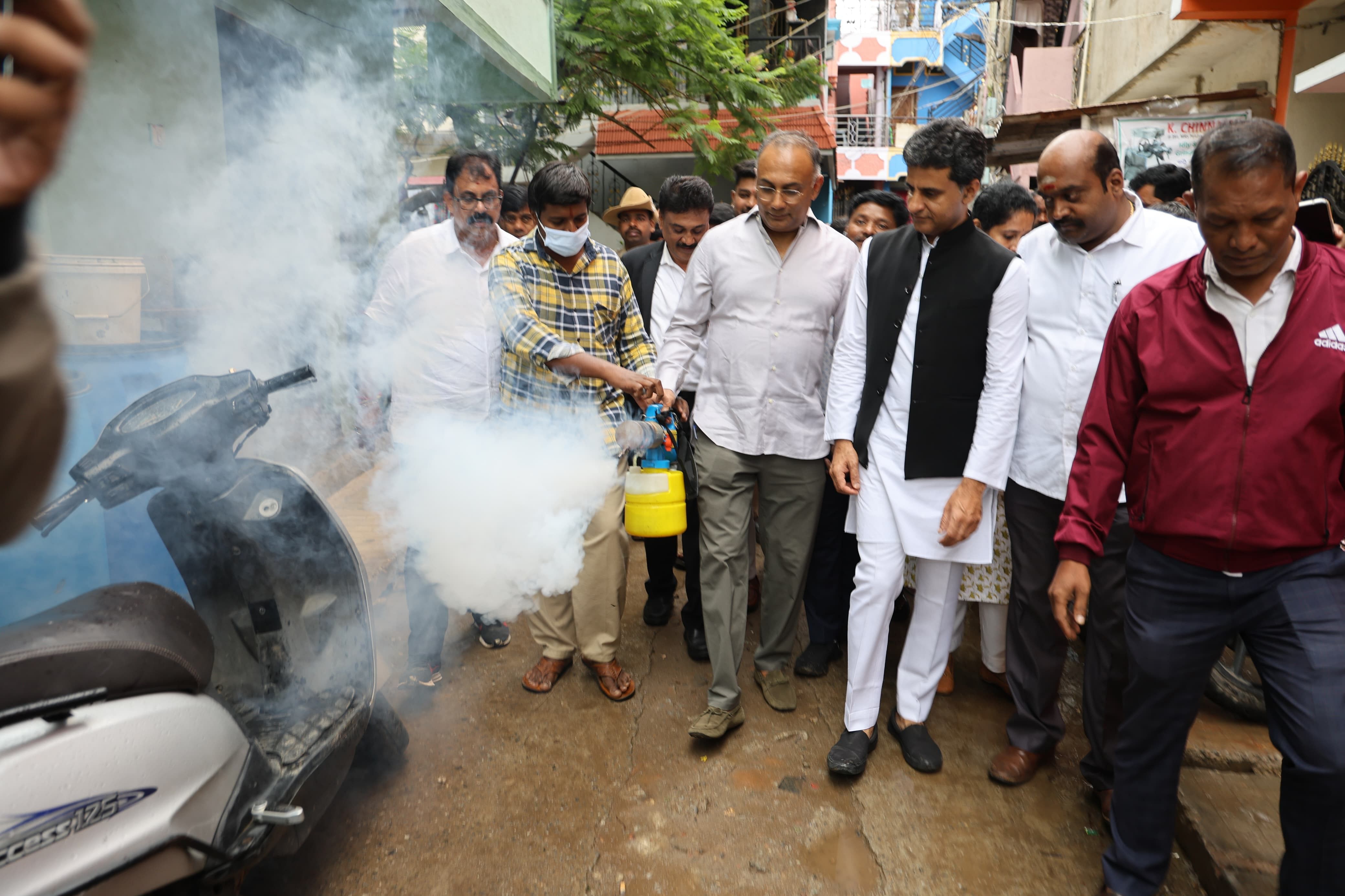 ರಾಮಸ್ವಾಮಿ ಪಾಳ್ಯದಲ್ಲಿ ದಿನೇಶ್ ಗುಂಡೂರಾವ್ ಅವರು ಫಾಗಿಂಗ್ ನಡೆಸಿದರು. ಶಾಸಕ ರಿಜ್ವಾನ್ ಅರ್ಷದ್ ಹಾಗೂ ಅಧಿಕಾರಿಗಳು ಉಪಸ್ಥಿತರಿದ್ದರು.