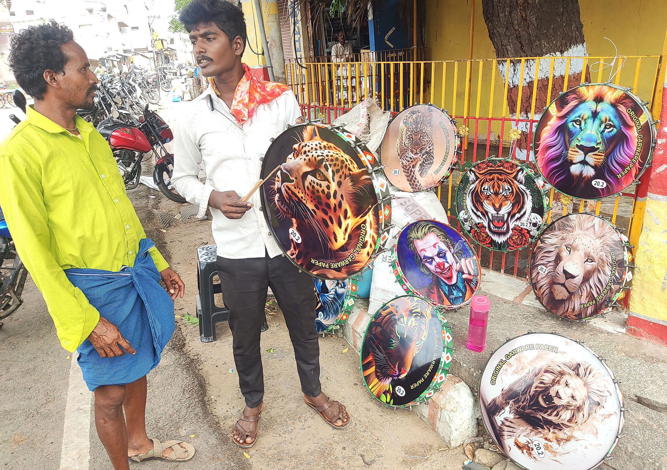 ಕಂಪ್ಲಿಯ ಡಾ. ರಾಜ್‍ಕುಮಾರ್ ರಸ್ತೆ ಮಾರೆಮ್ಮ ಗುಡಿ ಬಳಿ ವೈವಿಧ್ಯಮಯ ಬಣ್ಣದ ಚಿತ್ರಗಳಿರುವ ಫೈಬರ್ ಹಲಗೆ(ತಪ್ಪಡಿ) ಮಾರಾಟ ಮಾಡುತ್ತಿರುವುದು ಭಾನುವಾರ ಕಂಡುಬಂತು