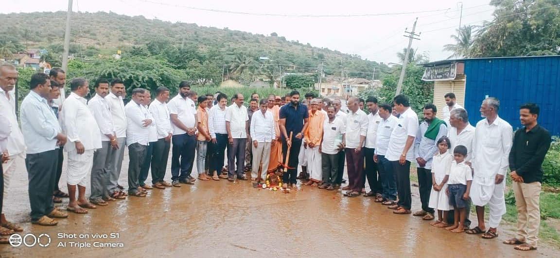 ಕೌಜಲಗಿ ಸಮೀಪದ ಮನ್ನಿಕೇರಿಯಲ್ಲಿ ರಸ್ತೆ ಕಾಮಗಾರಿಗೆ ಯುವ ಮುಖಂಡ ಸರ್ವೋತ್ತಮ ಜಾರಕಿಹೊಳಿ ಭೂಮಿಪೂಜೆ ನೆರವೇರಿಸಿದರು 