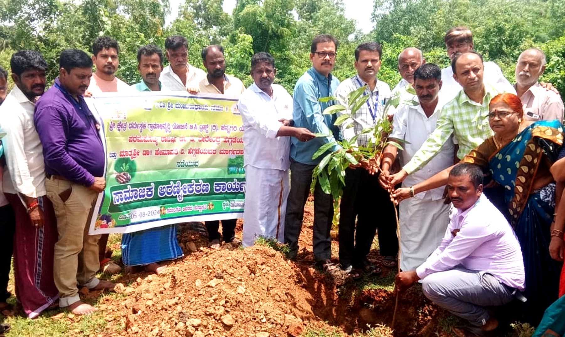 ಬಸವಾಪಟ್ಟಣ ಸಮೀಪದ ಹೊಸಳ್ಳಿಯಲ್ಲಿ ದಿನೇಶ್ ಪೂಜಾರಿ ಅವರು ಸೋಮವಾರ ಗಿಡ ನೆಟ್ಟರು