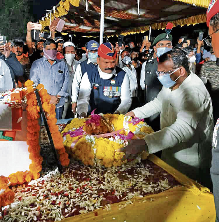 ‌ಸಚಿವ ಆರ್.ಬಿ. ತಿಮ್ಮಾಪುರ ಅವರು ಕಲಾದಗಿ ಸಮೀಪದ ಖಜ್ಜಿಡೋಣಿ ಗ್ರಾಮದ ಯೋಧ ಹಣಮಂತ ತಳವಾರ ಅವರ ಅಂತಿಮ ದರ್ಶನ ಪಡೆದು, ಗೌರವ ಸಲ್ಲಿಸಿದರು