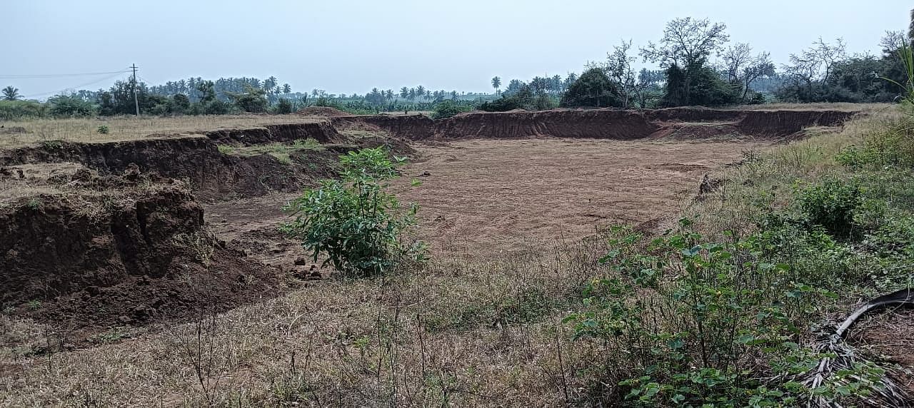 ತುಂಗಭದ್ರಾ ನದಿ ಅಚ್ಚುಕಟ್ಟು ಪ್ರದೇಶದಲ್ಲಿರುವ ಜಮೀನಿನಲ್ಲಿ ಮಣ್ಣು ಅಗೆದಿದ್ದರಿಂದ, ಜಮೀನು ಹೊಂಡದಂತಾಗಿರುವುದು