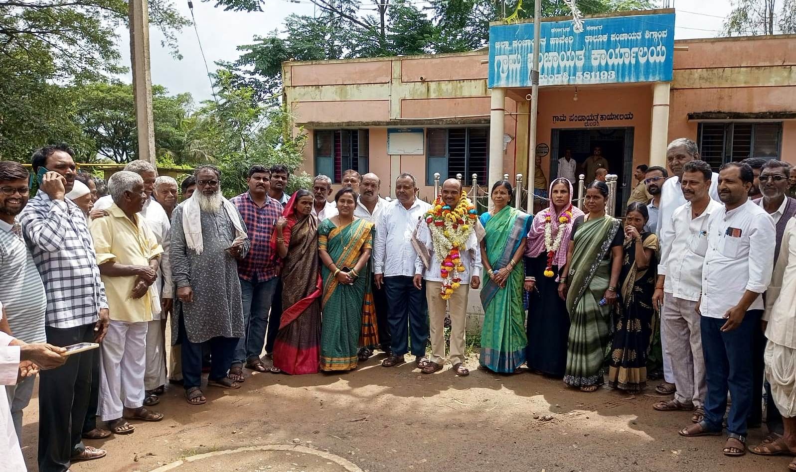 ದುಂಡಶಿ ಗ್ರಾಮ ಪಂಚಾಯಿತಿ ನೂತನ ಅಧ್ಯಕ್ಷರಾಗಿ ಹಸೀನಾಬಾನು ಉಮರಪರೋಖ ಹೊಸೂರ, ಉಪಾಧ್ಯಕ್ಷರಾಗಿ ಮಮ್ಮದರಫೀಕ್ ಹಜರೇಸಾಬ ಶಿರಗೋಡ ಅವಿರೋಧವಾಗಿ ಆಯ್ಕೆಯಾದರು