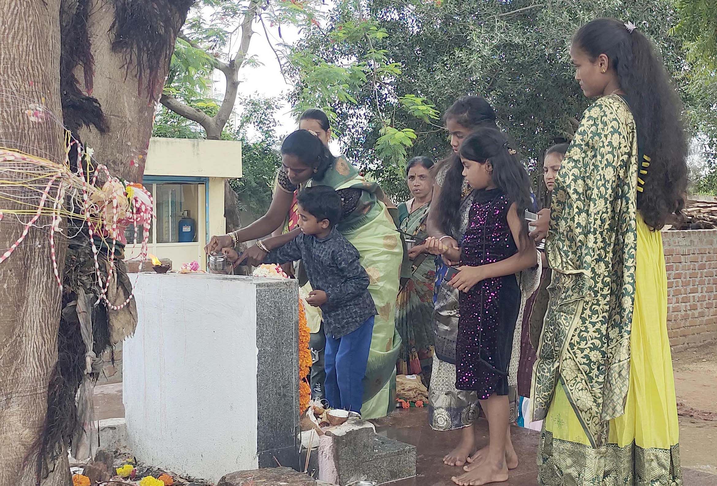 ಹಗರಿಬೊಮ್ಮನಹಳ್ಳಿ ಪಟ್ಟಣದ ಅರಳಿಹಳ್ಳಿಯ ಆಂಜನೇಯ ದೇವಸ್ಥಾನದ ಬಳಿ ಕಲ್ಲು ನಾಗರ ಮೂರ್ತಿಗೆ ಭಕ್ತರು ಪೂಜೆ ಸಲ್ಲಿಸಿದರು