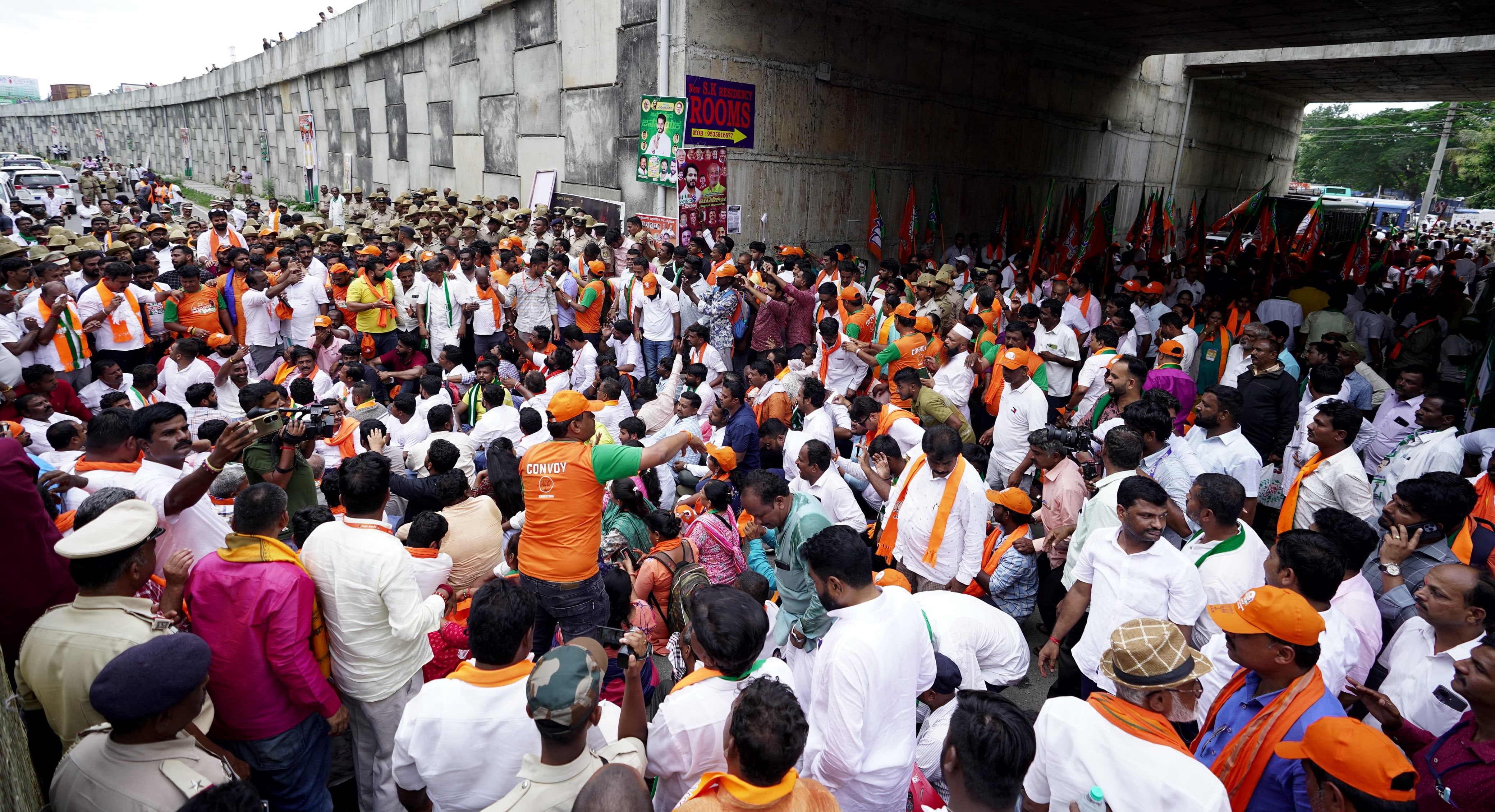 ಮೈಸೂರು ನಗರಕ್ಕೆ ಪೊಲೀಸರು ಅನುಮತಿ ನೀಡಲು ವಿಳಂಬ ಮಾಡಿದ್ದರಿಂದ ‘ಮೈಸೂರು ಚಲೋ‘ ಪಾದಯಾತ್ರಿಗಳು ಶುಕ್ರವಾರ ಸಂಜೆ ಬೆಂಗಳೂರು–ಮೈಸೂ್ರು ಹೆದ್ದಾರಿಯಲ್ಲೇ ಕುಳಿತರು