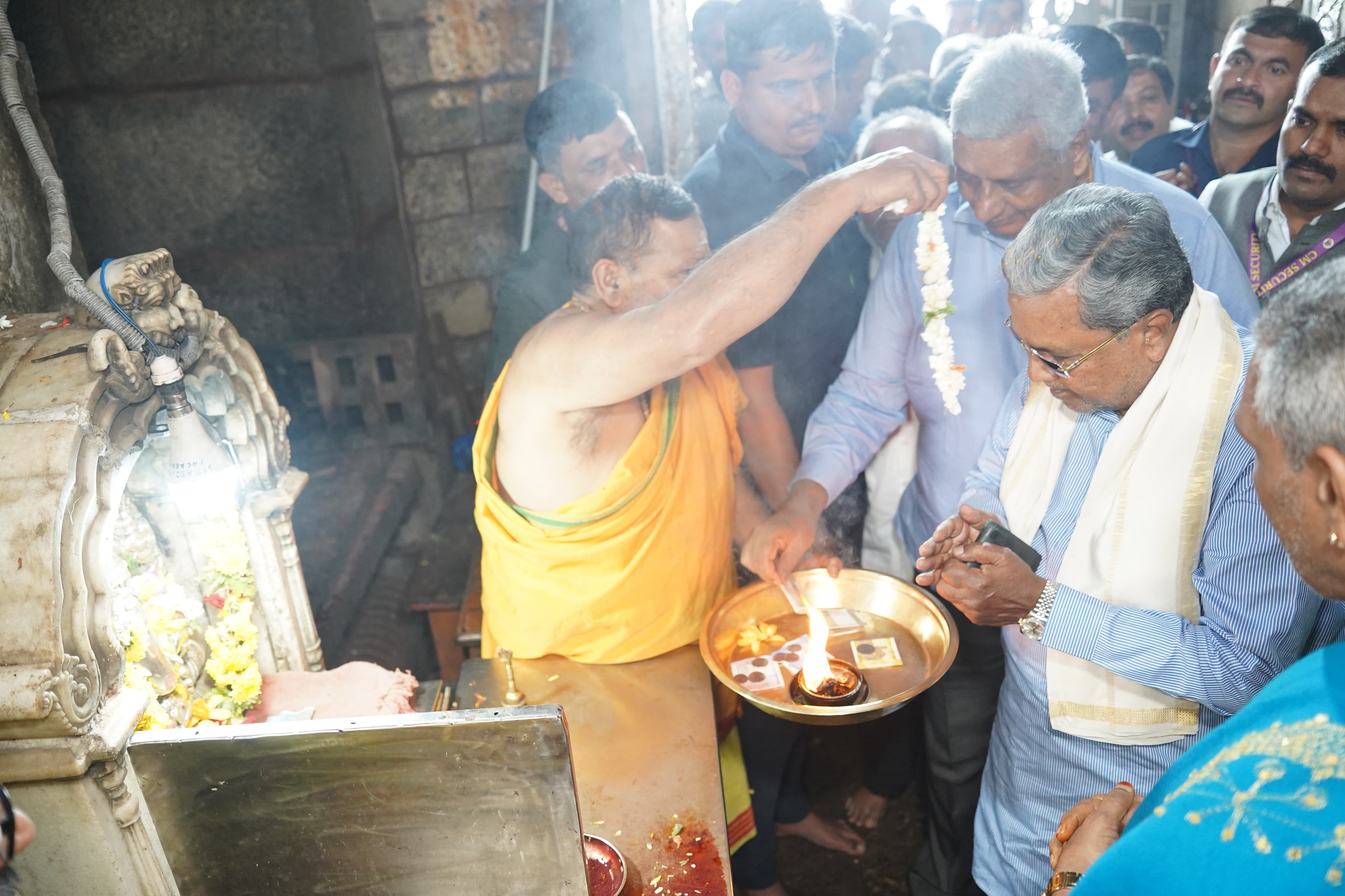 ಮುಖ್ಯಮಂತ್ರಿ ಸಿದ್ದರಾಮಯ್ಯ ಅವರು ‘ಶ್ರಾವಣ ಶನಿವಾರ’ ಅಂಗವಾಗಿ ಮೈಸೂರಿನ ಚಾಮುಂಡಿಬೆಟ್ಟಕ್ಕೆ ಭೇಟಿ ನೀಡಿ ಚಾಮುಂಡೇಶ್ವರಿ ದರ್ಶನ ಪಡೆದು ವಿಶೇಷ ಪೂಜೆ ಸಲ್ಲಿಸಿದರು. ಪಶುಸಂಗೋಪನಾ ಸಚಿವ ಕೆ.ವೆಂಕಟೇಶ್ ಜತೆಗಿದ್ದರು.