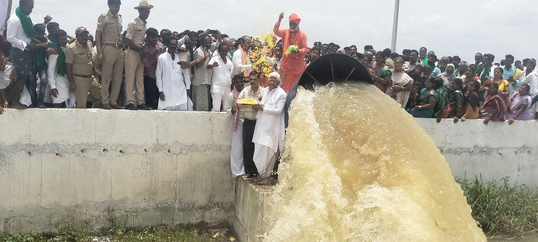 ಸಿಂಧನೂರು ತಾಲ್ಲೂಕಿನ ತಿಮ್ಮಾಪುರ ಏತನೀರಾವರಿ ಯೋಜನೆಯ ನೀರು ಜವಳಗೇರಾ ಸಮೀಪದ ಆರ್.ಎನ್.ನಗರ ಕ್ಯಾಂಪಿನ 11/ಆರ್ ಕಾಲುವೆಗೆ ಬೀಳುವಲ್ಲಿ ಶಾಸಕ ಹಂಪನಗೌಡ ಬಾದರ್ಲಿ ಅವರು ರೈತರೊಂದಿಗೆ ಪೂಜೆ ಸಲ್ಲಿಸಿ ಬಾಗಿನ ಸಮರ್ಪಿಸಿದರು