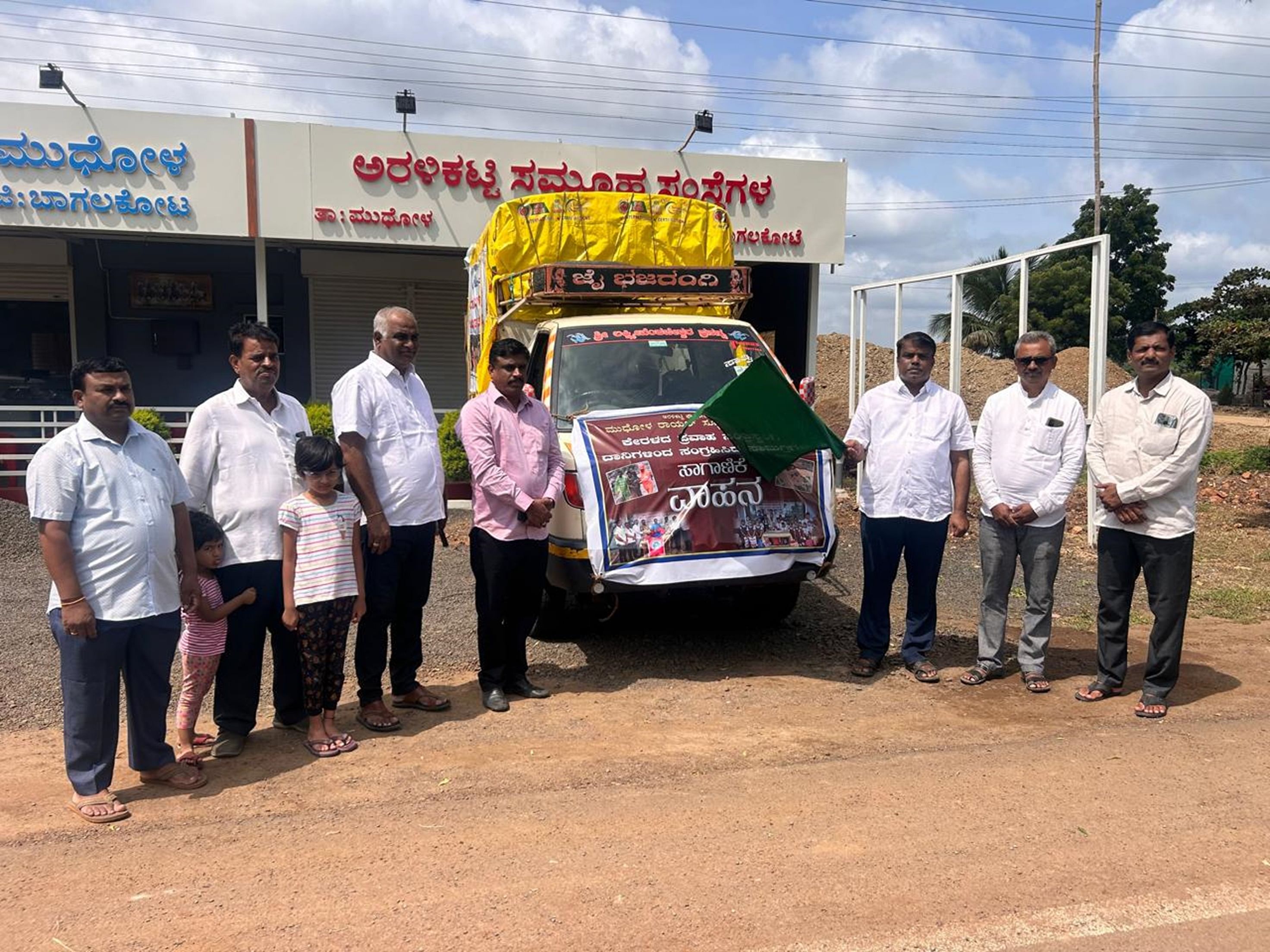 ಮುಧೋಳದ ಅರಳಿಕಟ್ಟಿ ಫೌಂಡೇಷನ್‌ನಿಂದ ಕೇರಳದ ವಯನಾಡಿಗೆ ನೆರವು ನೀಡಲು ವಾಹನ ಹೊರಟಿರುವುದು