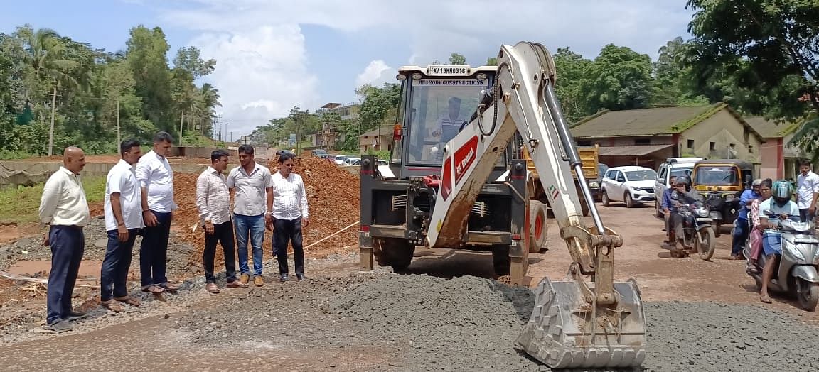 ಹೆದ್ದಾರಿ ನಿರ್ಮಾಣ ಕಾಮಗಾರಿಯನ್ನು ಮುಗೆರೋಡಿ ಕನ್‌ಸ್ಟ್ರಕ್ಷನ್‌ ವಹಿಸಿಕೊಂಡ ಸಂದರ್ಭ ಲಾಯಿಲದ ಕಾಶಿಬೆಟ್ಟು ಬಳಿ ಚಾಲನೆ ನೀಡಲಾಯಿತು. ಸಂಸದ ಕ್ಯಾ.ಬ್ರಿಜೇಶ್ ಚೌಟ, ಶಾಸಕ ಹರೀಶ್ ಪೂಂಜ ಭಾಗವಹಿಸಿದ್ದರು